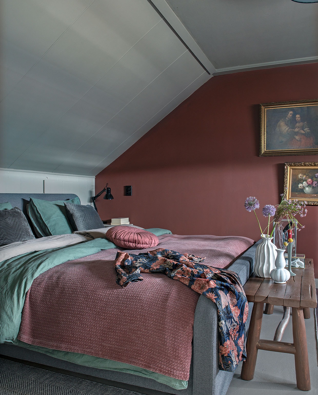 Wandverf bordeauxrood IG PS 1061 en licht IG PS 1045 van Karwei. Bed van Eastborn. Groen bedlinnen Walra, rood plaid Jysk. Bank Xenos geverfd in dezelfde kleur als de kast. Bloemenschilderij is een erfstuk. Overig kringloop. vtwonen DIY special 4 | Fotografie Ton Bouwer | Productie en tekst Monique van der pauw