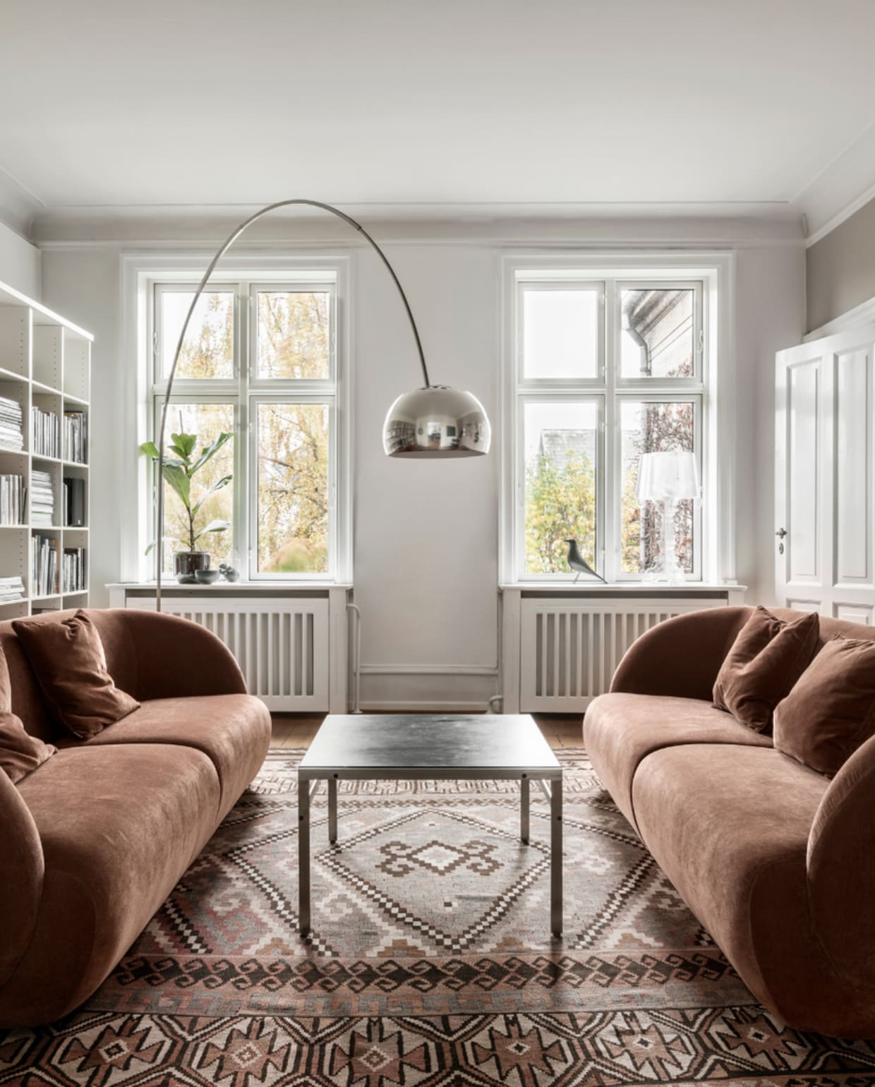 Bank Paula van Sofacompany, vintage kelim vloerkleed jaren geleden gekocht, salontafel gemaakt door Line’s vader, vloerlamp Flos Arco, boekenkast Ikea, vierentwintig jaar oud. Kunst aan de muur met de klok mee: zwart-witte litho gekocht bij Gallery Op Ad Trappen Kopenhagen, foto van fotograaf Pernille Enoch, grafisch werk Nina Bruun voor Paper Collective. vtwonen 11-2022 | productie Global Image | fotografie Peter Kragballen