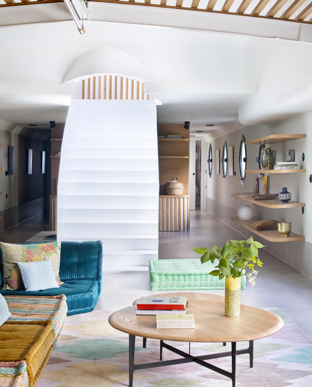 Muurverf Grey Stone van Little Greene, vloerkleed en banken uit collectie Mah Jong van Roche Bobois, bijzettafels van Am.pm. Overig onbekend. vtwonen 10-22 | styling Marie-Maud Levron| fotografie Patrick Sordoillet