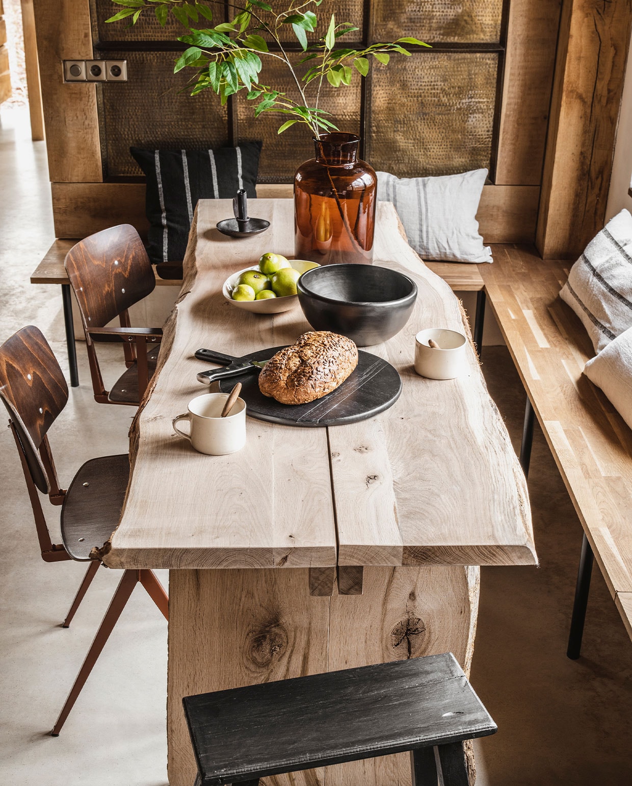 Eettafel gemaakt van eikenplanken (zie werkbeschrijving pag. xx). Houten kruk € 97,25, zwarte schaal € 53,95, koppen van Wonki Ware, per stuk € 19,95, crèmekleurig schaaltje van Wonki Ware € 75,95, zwart gestreept kussen € 53,95, naturel gestreept kussen links € 40,95, naturel gestreept kussen rechts € 47,95 (loftloft.nl). Stoelen Galvanitas S16 zonder armleuning € 209,-, met armleuning € 269,- (demachinekamer.nl). Houten broodplank € 34,95 (hetkabinet.nl). Overig privébezit. vtwonen 03-2022 | Styling Moniek Visser | Fotografie Denise Pronk| Styling assistent Sanne Kiesling\n