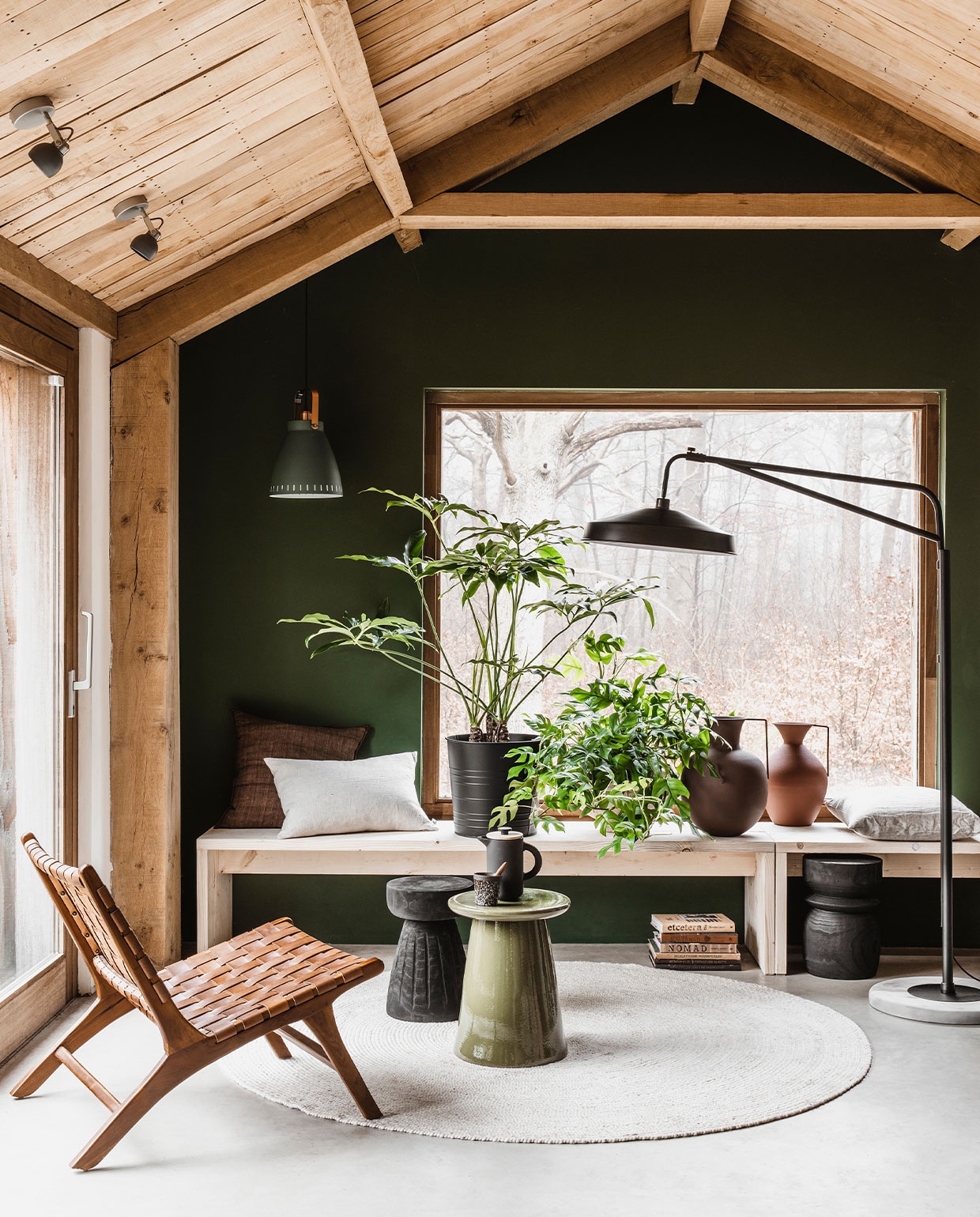 Lage houten bank in twee delen (zie werkbeschrijving op pag. xx). Vloerlamp Brighton € 725,- (itsaboutromi.nl). Bruine metalen vazen van Pols Potten, per set van 3 € 220,- (vtwonen.nl). Bruin linnen kussen, 50×50 cm € 39,95 (nijhofbaarn.nl). Naturel linnen kussen Sea Shell, 40×60 cm € 59,-, naturel linnen kussen Flax, 50×50 cm € 59,- (bymolle.com). Zwarte houten krukken Bikkel van Woood € 80,70 en Borre van Woood € 79,50 (vtwonen.nl). Groen keramieken kruk Button € 129,-, rond vloerkleed Rodonda 190 cm (Ø) € 259,- (hetkabinet.nl). Planten (intratuin.nl). Overig privébezit. vtwonen 03-2022 | Styling Moniek Visser | Fotografie Denise Pronk| Styling assistent Sanne Kiesling\n