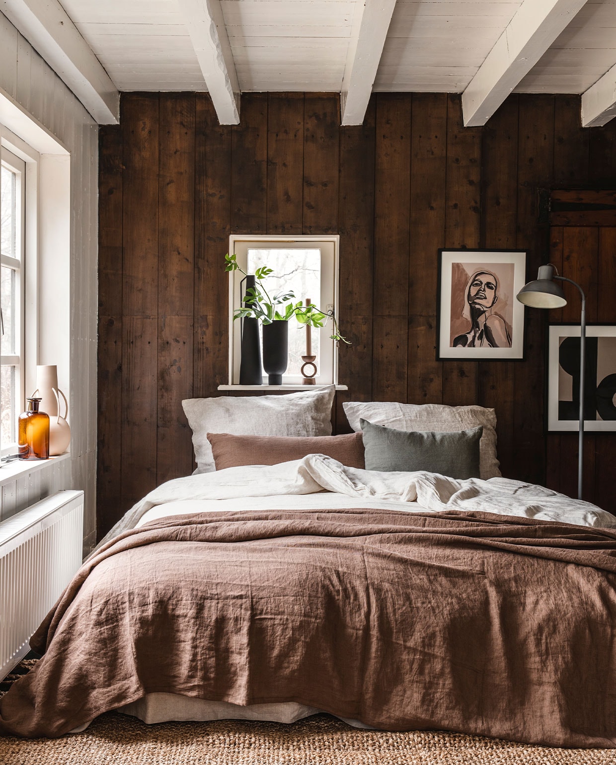 Linnen dekbedovertrek Sea Shell, 240×220 cm € 269,-, linnen kussenslopen Flax, 60×70 cm per stuk € 35,-, linnen kussen Olive, 40×60 cm € 59,-, linnen kussen Cacao, 40×80 cm € 69,-, linnen laken Cacao, 160×260 cm € 129,- (bymolle.com). Vloerkleed Brisket natural, 160×230 cm € 185,-, vloerlamp Office Grey € 169,- (hetkabinet.nl). Crèmekleurige vaas van Pols Potten, per set van 3 € 220,-, zwarte vaas, per set van 4 € 195,- (vtwonen.nl). Houten kandelaar € 21,95 (loftloft.nl). Ingelijste print The Muse, black wood frame, 40×50 cm € 120,-, ingelijste print The Bold One, black wood frame, 40×50 cm € 100,- (wetpaintboutique.nl). Overig privébezit. vtwonen 03-2022 | Styling Moniek Visser | Fotografie Denise Pronk| Styling assistent Sanne Kiesling