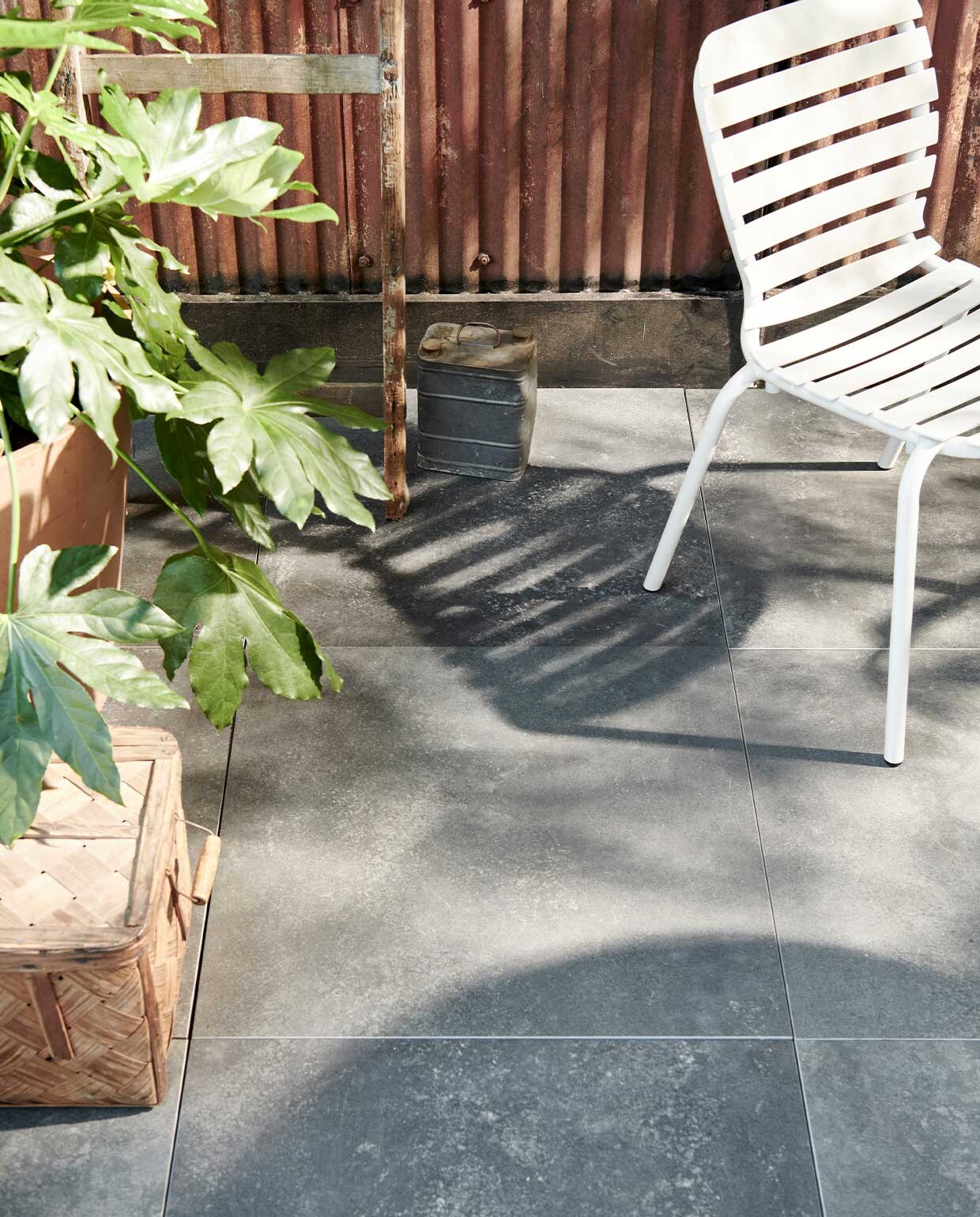 Buitentegels Solostone Uni Chateau Black, 70x70x3,2 cm per m² € 69,95. vtwonen 04-2022 | productie Tanja saarberg | styling Marlies Does | fotografie Sjoerd Eickmans