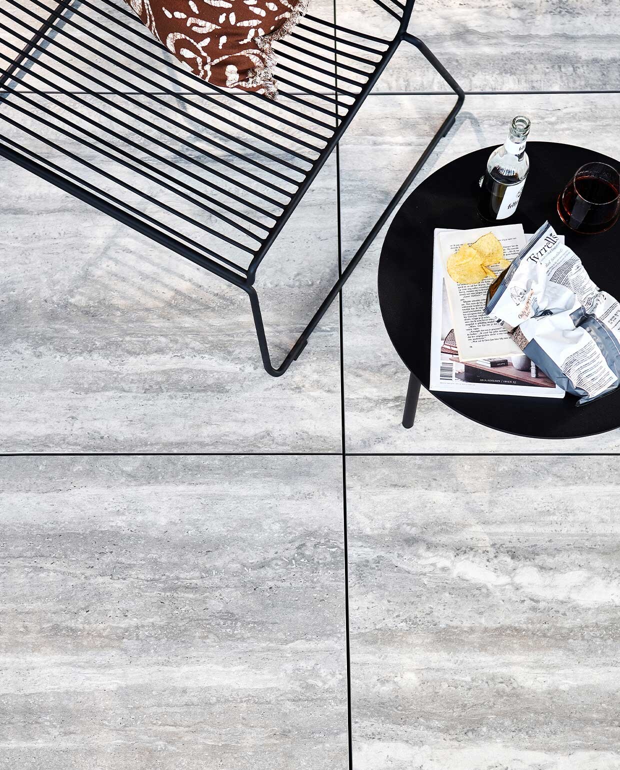 Buitentegels Solostone Uni Dark Travertine, 70x70x3,2 cm per m² € 69,95. vtwonen 04-2022 | Productie Tanja saarberg | Styling Marlies Does | Fotografie sjoerd eickmans\n