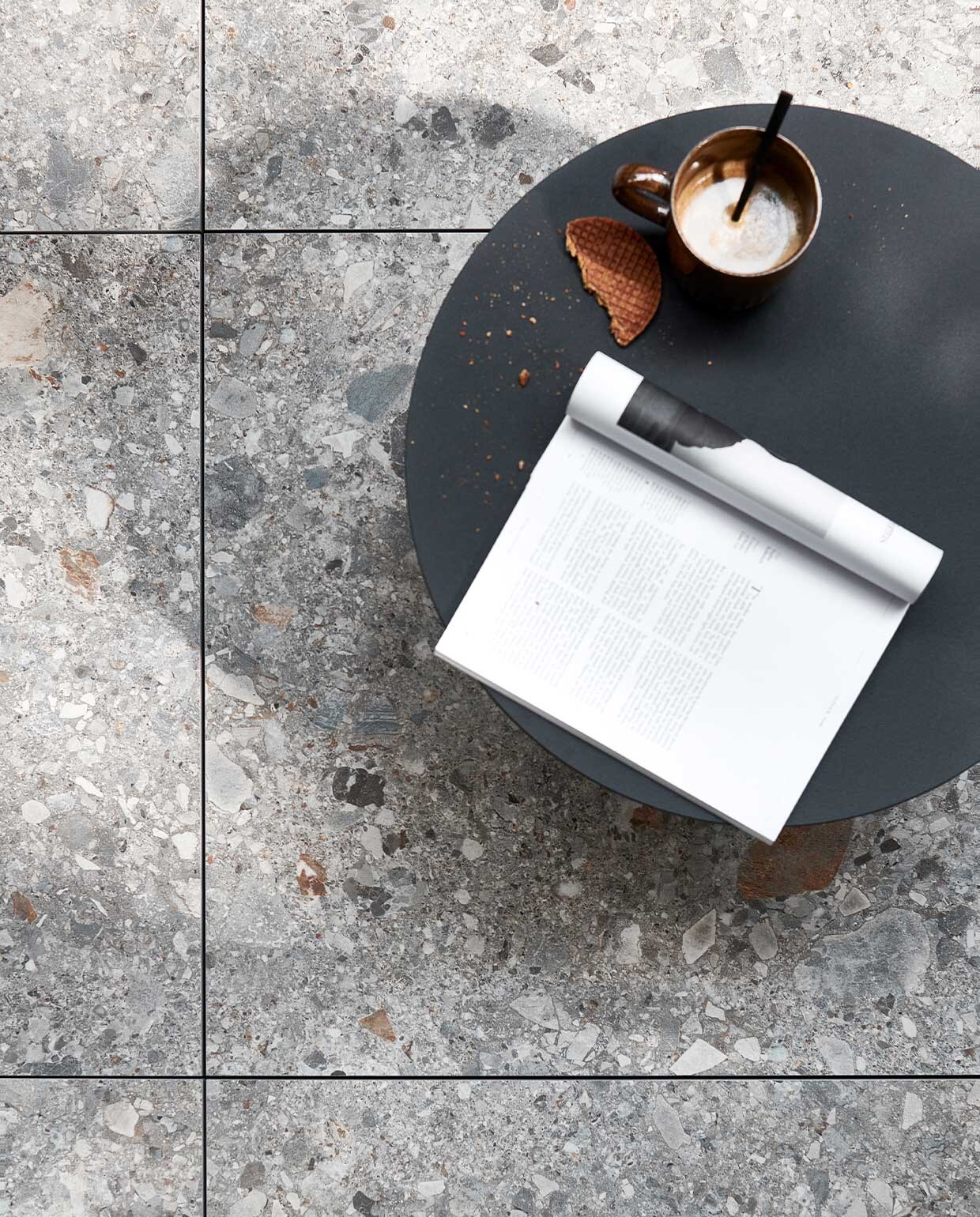 Buitentegels Solostone Uni Composite mix, 70x70x3,2 cm per m² € 69,95. vtwonen 04-2022 | Productie Tanja saarberg | Styling Marlies Does | Fotografie sjoerd eickmans