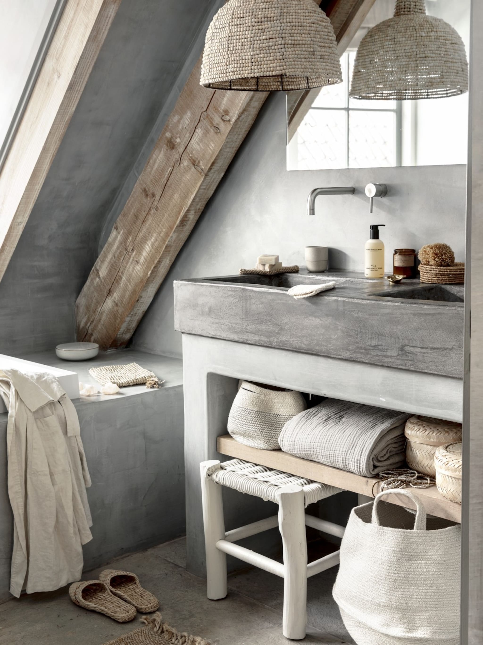 een badkamer met een schuin dak inrichten tips en inspiratie