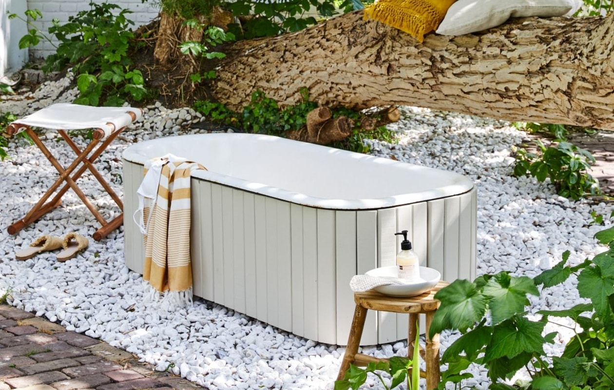 Oude badkuip vanaf € 300,-, betimmering vanaf € 200,- (com-anders.nl). Gele toilettas € 27,50, okergeel kussen € 28,-, gele gedessineerden kimono € 56,50, gestreepte handdoek op bad € 20,-(madamstoltz.dk). Zandkleurig linnen kussen € 34,95, bamboe kruk € 38,-(iblaursen.nl). Klapkruk met stof € 49,99, geel gestreepte hamamdoek in de boom € 9,99 (hm.com). Witte kom € 34,-(sukha.nl). vtwonen 07-2020 | styling Cleo Scheulderman | fotografie Jeroen van der Spek