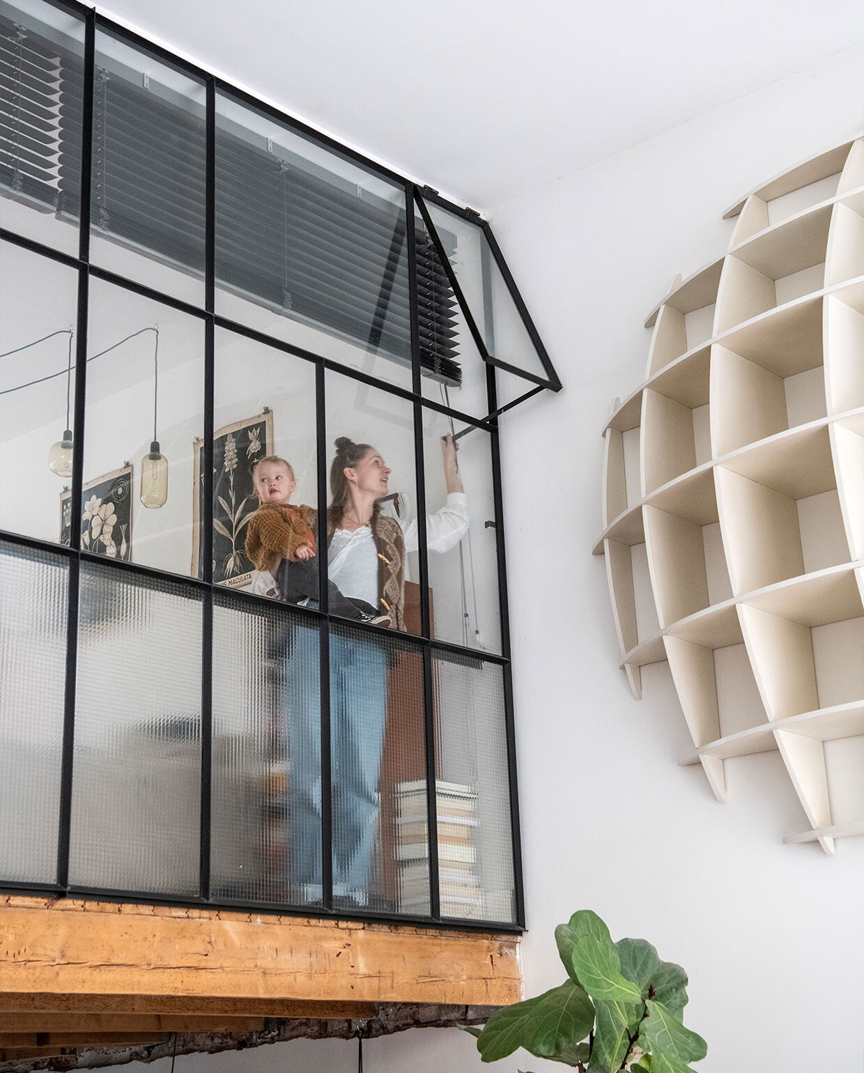 Design bolkast van ouders Bob gekregen. Glazen wand La Bolleur, raambekleding Luxaflex. Hanglampen Normann Copenhagen, schoolplaten vintage. vtwonen 02-2022 | productie Insidehomepage | styling Kim Timmerman | fotografie Louis Lemaire | tekst Inge van Lieshout