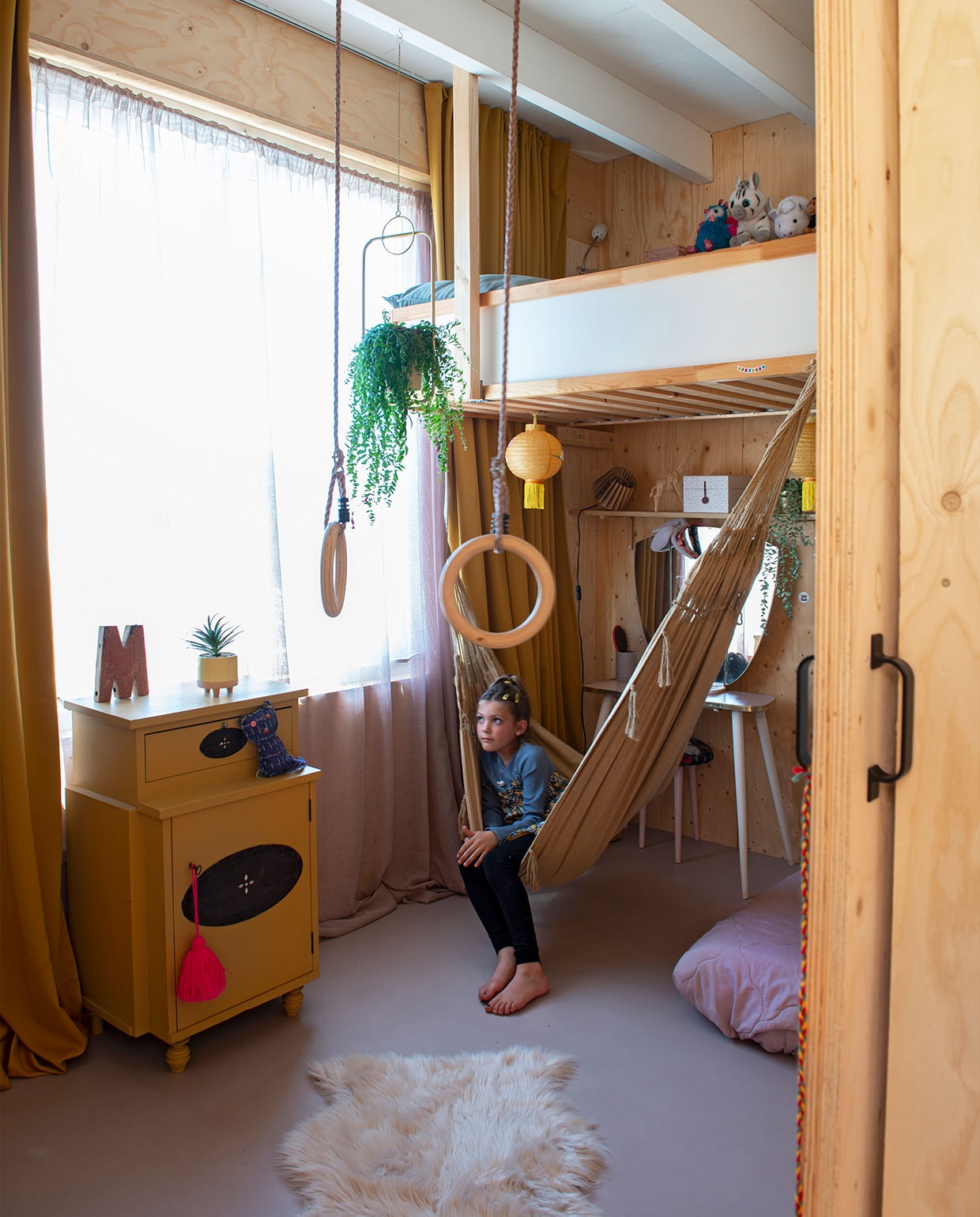 Hoogslaper zelfgemaakt, hangmat Karwei, hanglamp Søstrene Grene. Overig onbekend. vtwonen DIY special 04 | styling Jeske Weel | fotografie Caroline Coehorst