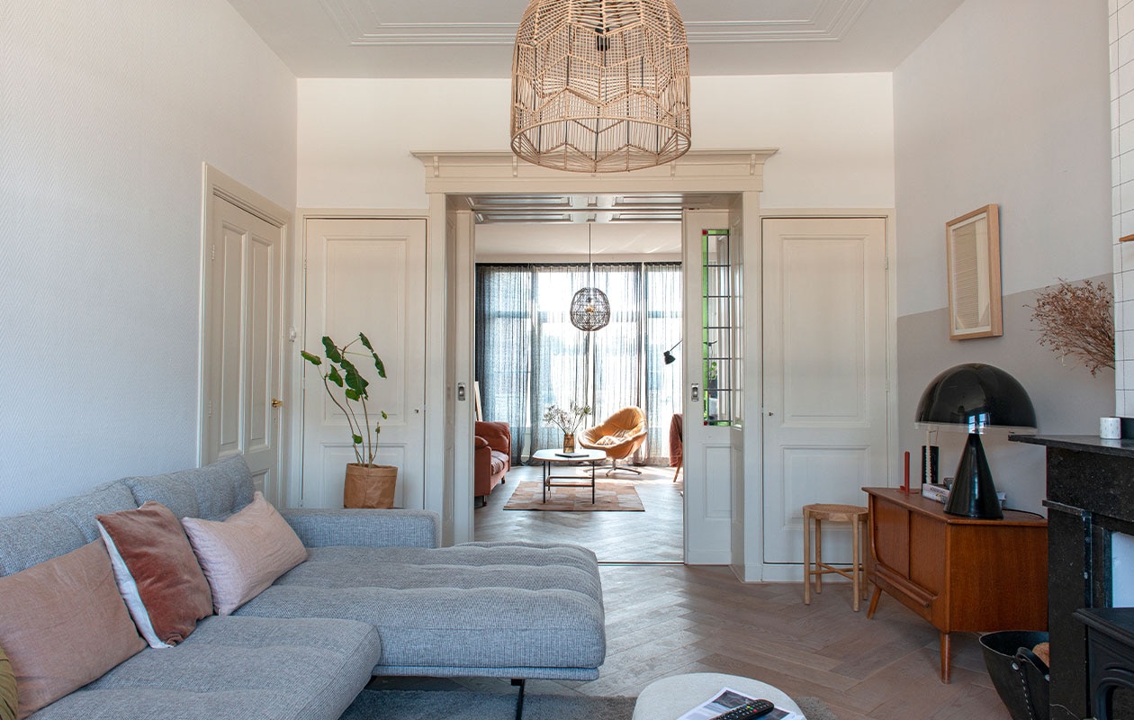 Bank Trendhopper, poef Jysk, hanglamp en plantentafel Kwantum, muurlamp en grote print HKliving, plantenzak Quvio, vloerkleed Wehkamp, kussens By Mölle, Madam Stoltz en Oyoy. Overig onbekend. vtwonen DIY special 04 | styling Jeske Weel | fotografie Caroline Coehorst