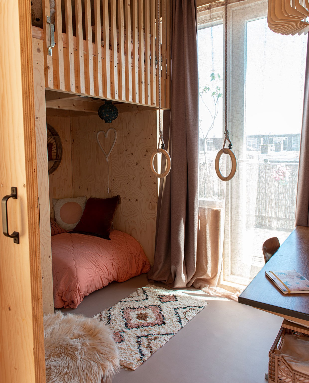 Vloerkleed H&amp;M Home, vintage bureau Casala, hoogslaper zelfgemaakt, op de vloer Novilon uit de vtwonen-collectie in betonlook van Forbo. vtwonen special DIY 4 | styling Jeske Weel | fotografie Caroline Coehorst