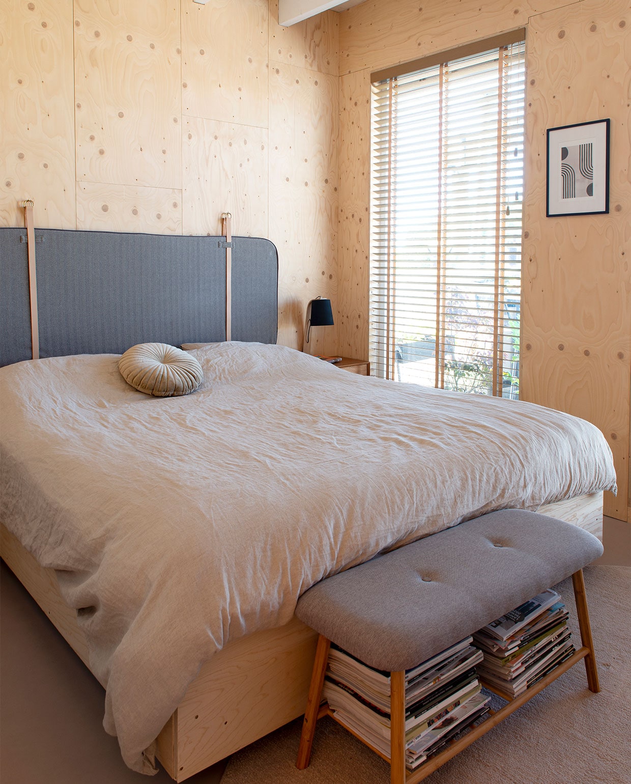 Zelfgemaakte bedombouw, linnen dekbedovertrek en bank Jysk, hoofdeinde Oyoy, print Desenio. Overig onbekend. vtwonen DIY special 04 | styling Jeske Weel | fotografie Caroline Coehorst