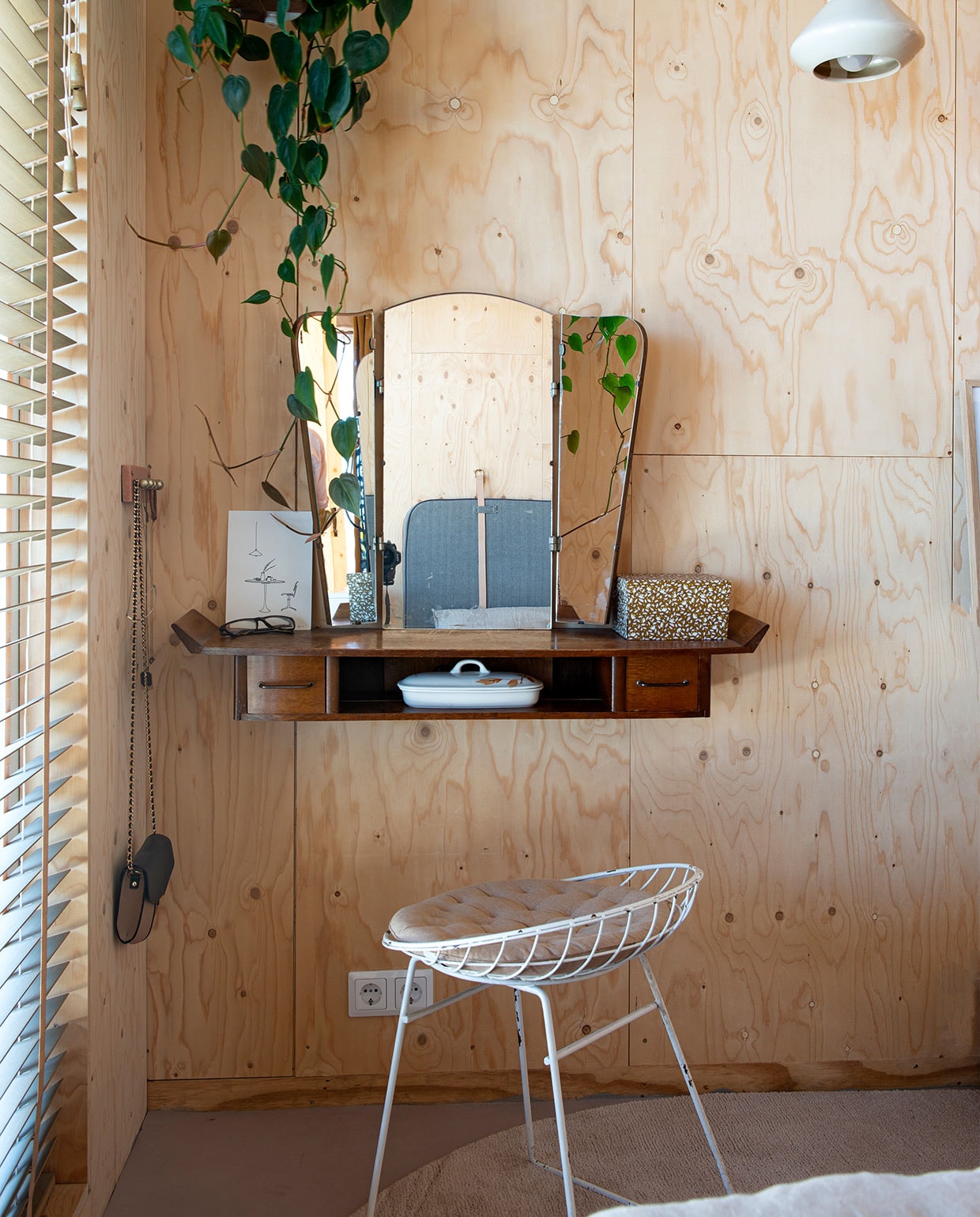 Vintage kaptafel, vintage kruk van Cees Braakman voor Pastoe, keramieken lamp Make Room, bamboe jaloezieën Raamdecoratie. Overig onbekend. vtwonen DIY special 04 | styling Jeske Weel | fotografie Caroline Coehorst
