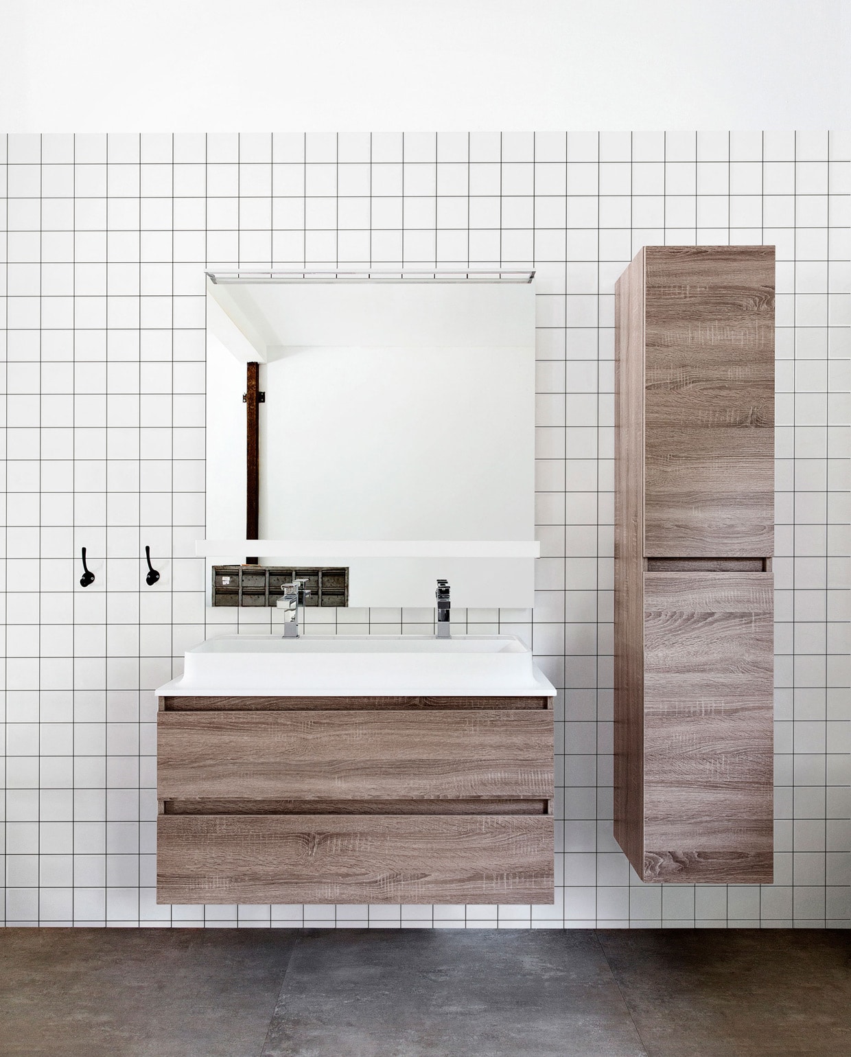 Tegels Square in kleur Powder White, 10×10 cm, wastafel Shell in kleur Powder White met 1 kraangat 100x50x10 cm (bxdxh),onderkast Shell in kleur Powder White met 2 lades 100x50x40 cm (bxhxd), kast Shell in kleur Powder White met 2 deuren, 170x35x35 cm (hxbxd), spiegel Groove zonder verlichting 100×100 cm vtwonen catalogus najaar 2015 | Fotografie Jansje Klazinga | Styling Frans Uyterlinde