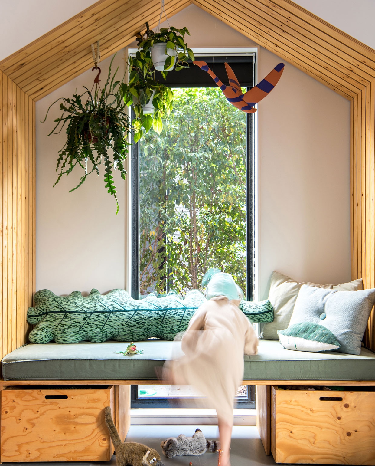 Speelhuis eigen ontwerp by Maykel, bladkussens Donna Wilson (groot)en Ferm Living, groen kussen Hay, zwaan Jantien Baas. vtwonen 2-2022 | styling Kim de Groot | fotografie Anke Leunissen | tekst Mirjam Rosema-Verhulst