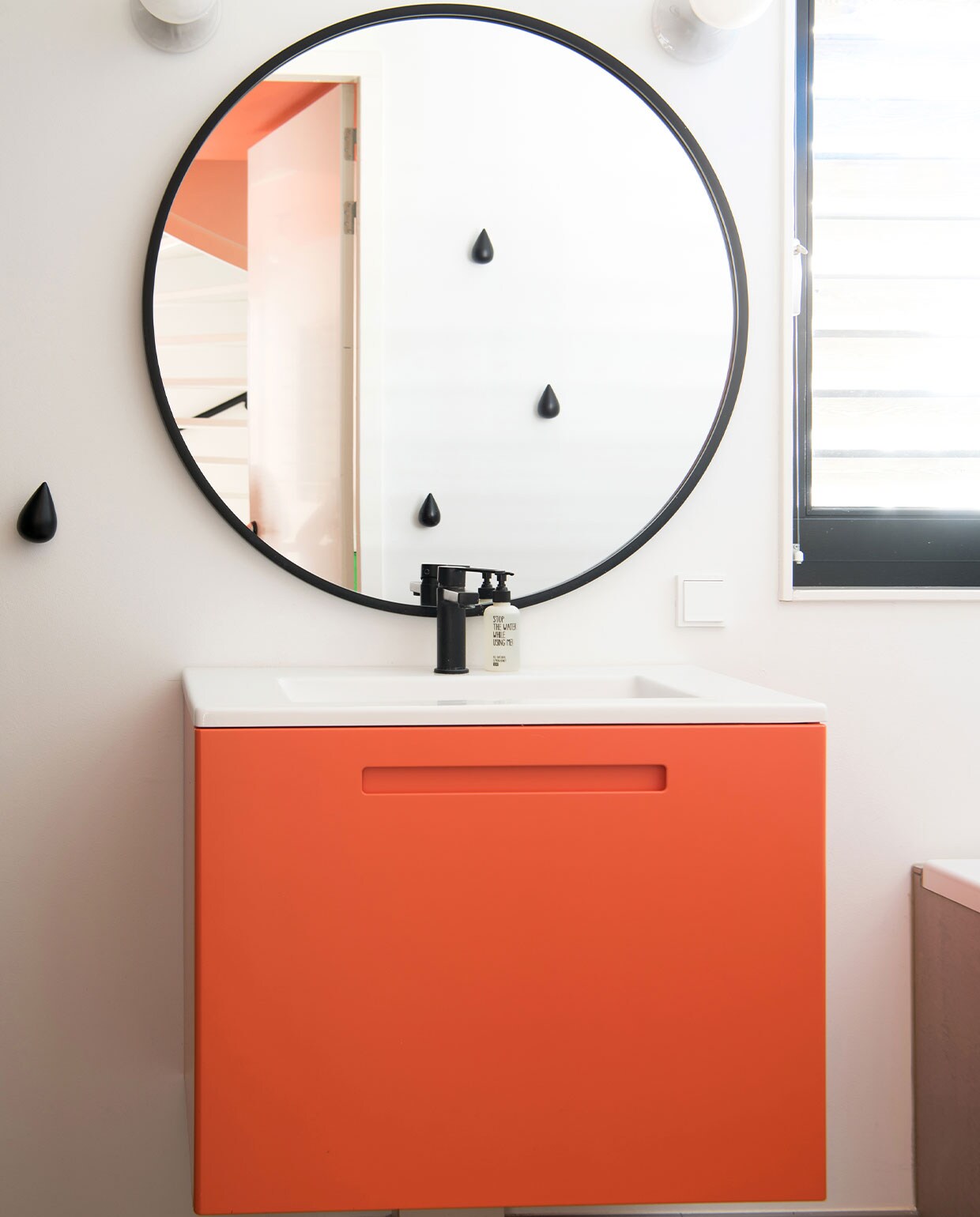 Badkamermeubel Swoon, spiegel Umbra, lampen Kartell, druppelhaken Normann Copenhagen. vtwonen 2-2022 | styling Kim de Groot | fotografie Anke Leunissen | tekst Mirjam Rosema-Verhulst