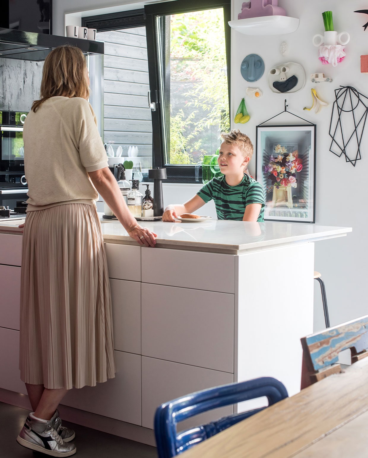 Dienblad Marble Tray nude large van Ceciel Berden, pepermolen Maarten Baas, zoutmolen Muller van Severen beide via Valerie Objects, bekers Designletters, pot met konijnenoren Petite Friture, groene karaf Hay. Vogelhuis Melkmusje Charlotte Landsheer, paarse vaas Neuschwanstein Confetti van Bas van Beek beide via Cor Unum, hangende onderzetters Muller van Severen via Valerie Objects, wand­planken Vitra, Pretty Happy-bord van Maarten Baas, plastic wandplank Studio Thier &amp; van Daalen, witte beker Domoor van Richard Hutten, bananenschil by Alisa Osinga, ijscowagen Floris Hovers, gebakken ei Sunny Side up Diego Faivre via Post Modern Collection, citroenen en Longpouce Mickey Philips, borden Mr Nosey en Anchor of Hope en vaas van Lenneke Wispelwey, zwaluwen Wandschappen, poster Poppykalas. vtwonen 2-2022 | styling Kim de Groot | fotografie Anke Leunissen | tekst Mirjam Rosema-Verhulst