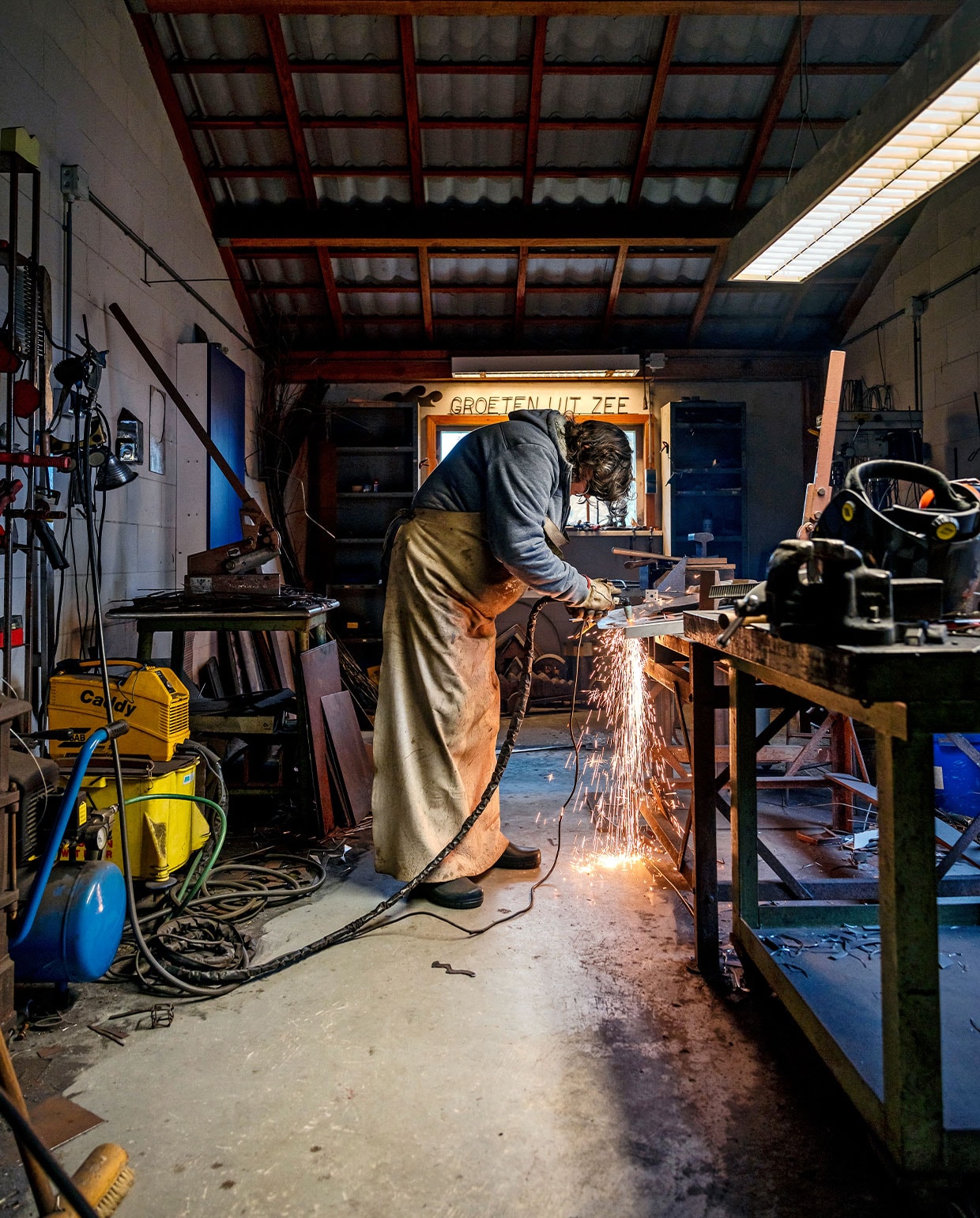 ‘In ieder object moet spanning zitten, bijvoorbeeld het contrast tussen stoer en fragiel. Daarom zorg ik dat er altijd een ragfijne draad of lijn in zit. Dat krijg je met bijna geen ander materiaal voor elkaar en dat is het mooie van staal.’ vtwonen 02-2022 | Fotografie Ernie Enkelaar | Tekst Eveline Stoel