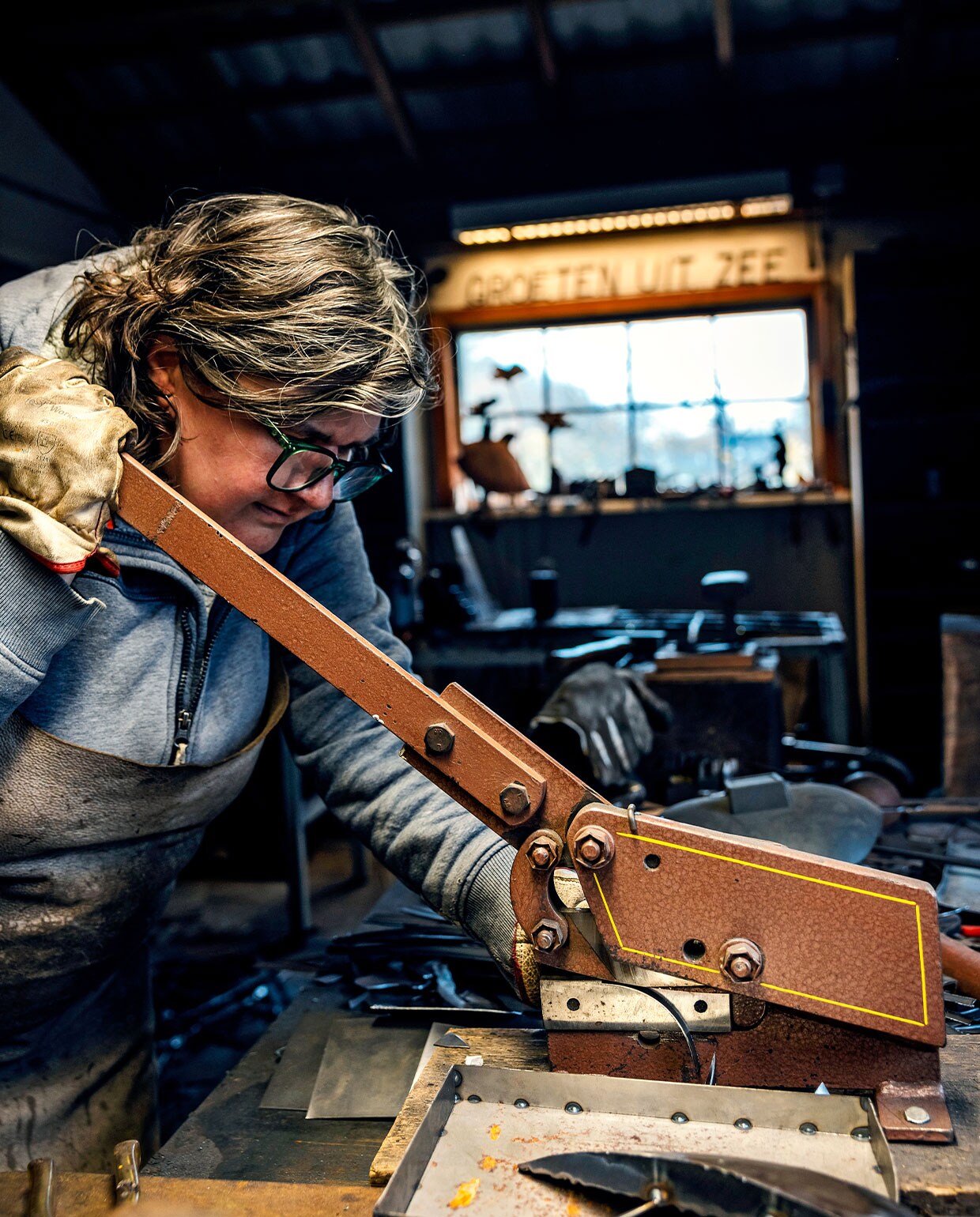 ‘In de loop der tijd heb ik apparaten verzameld die mijn techniek ten goede komen. Het is gebruikelijk om staalplaten te snijden met een haakse slijper, maar dat is smerig werk. Liever gebruik ik mijn metaalknipper, die een lange hefboom heeft. Soms moet ik eraan gaan hangen om een plaat doorgeknipt te krijgen.’ vtwonen 02-2022 | Fotografie Ernie Enkelaar | Tekst Eveline Stoel