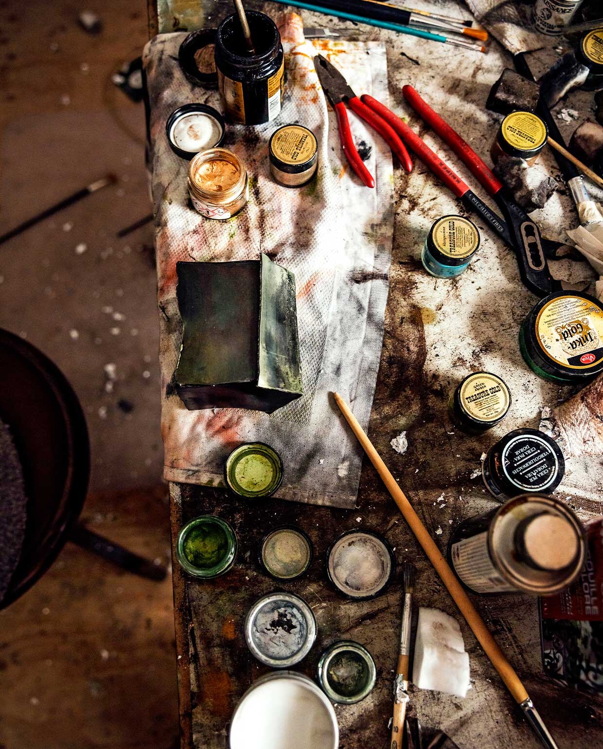 ‘Door kleur toe te voegen aan staal ontstaat een verrassingseffect. Sommige collega’s spuiten er verf overheen, maar ik vind dat vreselijk. Zelf gebruik ik was met pigmenten of slagmetaal: dunne vellen staal die ik op een object sla.’ vtwonen 02-2022 | Fotografie Ernie Enkelaar | Tekst Eveline Stoel