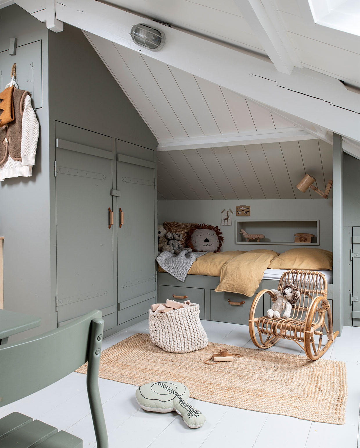 Bed en kastenwand ontworpen door Stephanie, uitgevoerd door een timmerman. Beddengoed H&amp;M Home. Lamp bouwmarkt. Kleed Jysk. Schommelstoel en gitaar-kussen Sissy-Boy Homeland. Mand Loods 5. Houten speelgoed Everearth en kringloopwinkel. vtwonen special DIY 3-2021 | productie Inside Homepage | styling Janneke Peters | fotografie Louis Lemaire