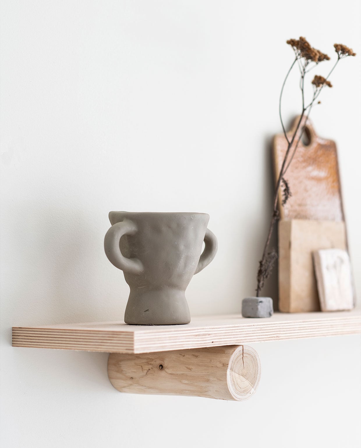 Grijs geschilderde vaas Søstrene Grene. Keramieken broodplank Sûr Atelier. vtwonen special DIY 3-2021 | productie Inside Homepage | styling Janneke Peters | fotografie Louis Lemaire