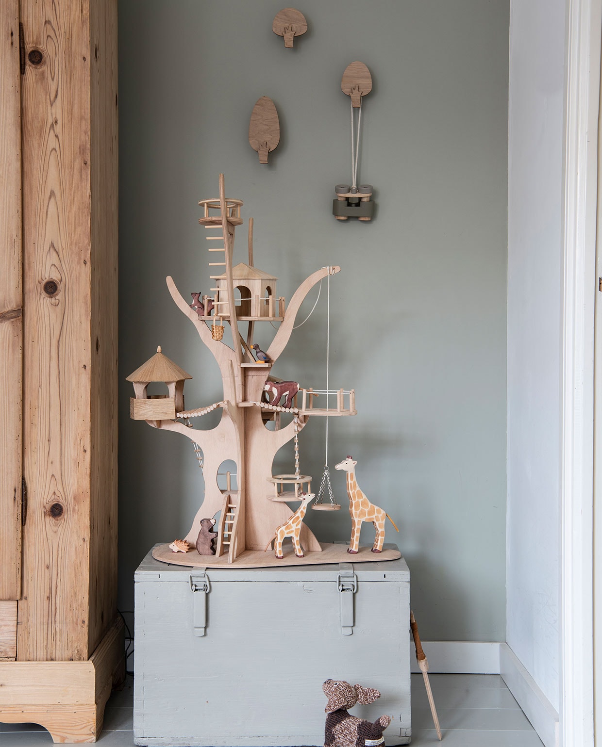 Kist rommelmarkt. Muurverf Mild Tundra Flexa Pure. Kast Het Inboedelhuis. Hondje Anne-Claire Petit. Houten boom handgemaakt door een kennis. Muurhaken Huis &amp; Grietje. vtwonen special DIY 3-2021 | productie Inside Homepage | styling Janneke Peters | fotografie Louis Lemaire
