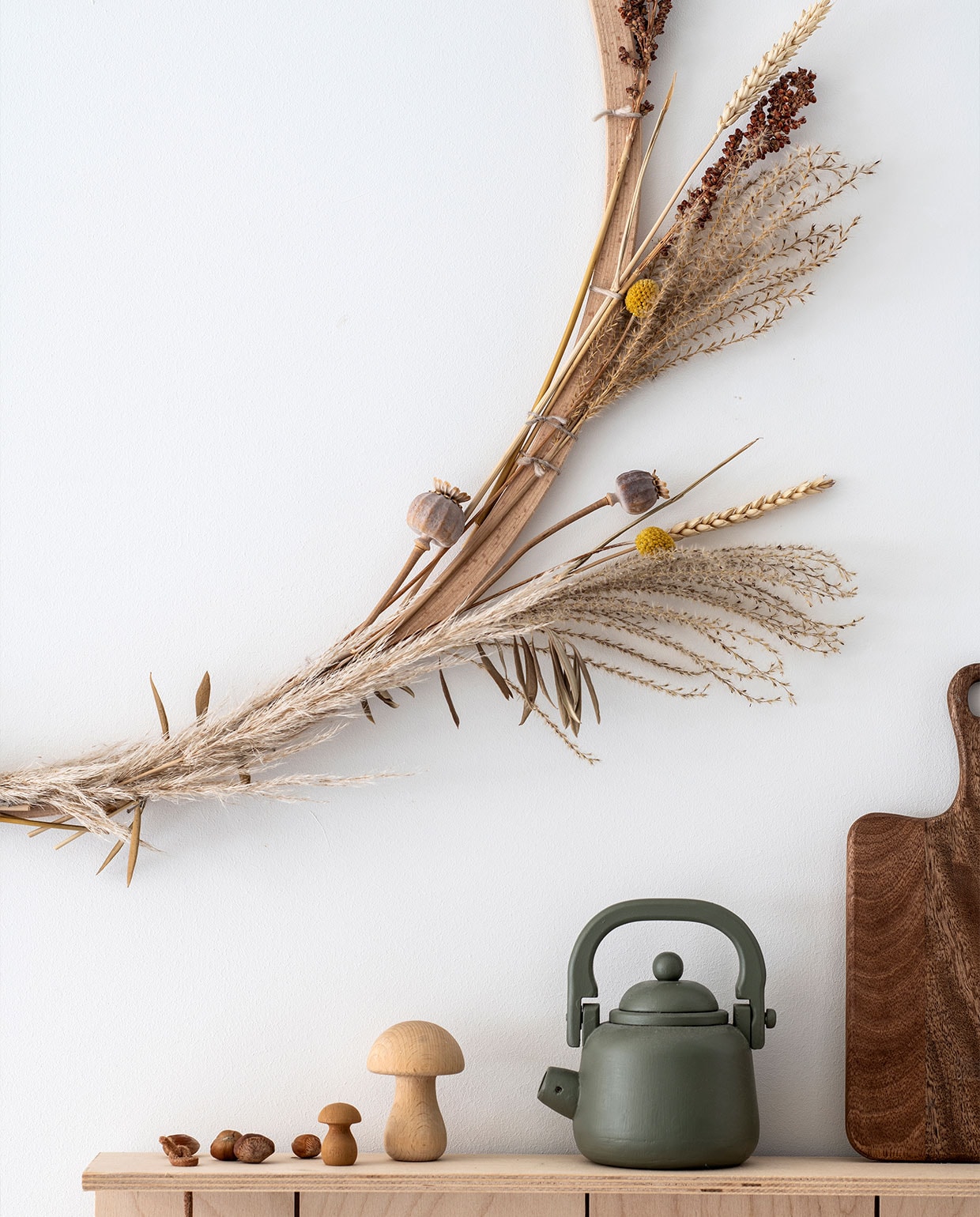 Houten paddenstoel Kleine Planeet, de grote was een cadeau. Door Stephanie beschilderde theepot. Broodplank H&amp;M Home. Cirkel met droogbloemen gemaakt door Stephanie. vtwonen special DIY 3-2021 | productie Inside Homepage | styling Janneke Peters | fotografie Louis Lemaire