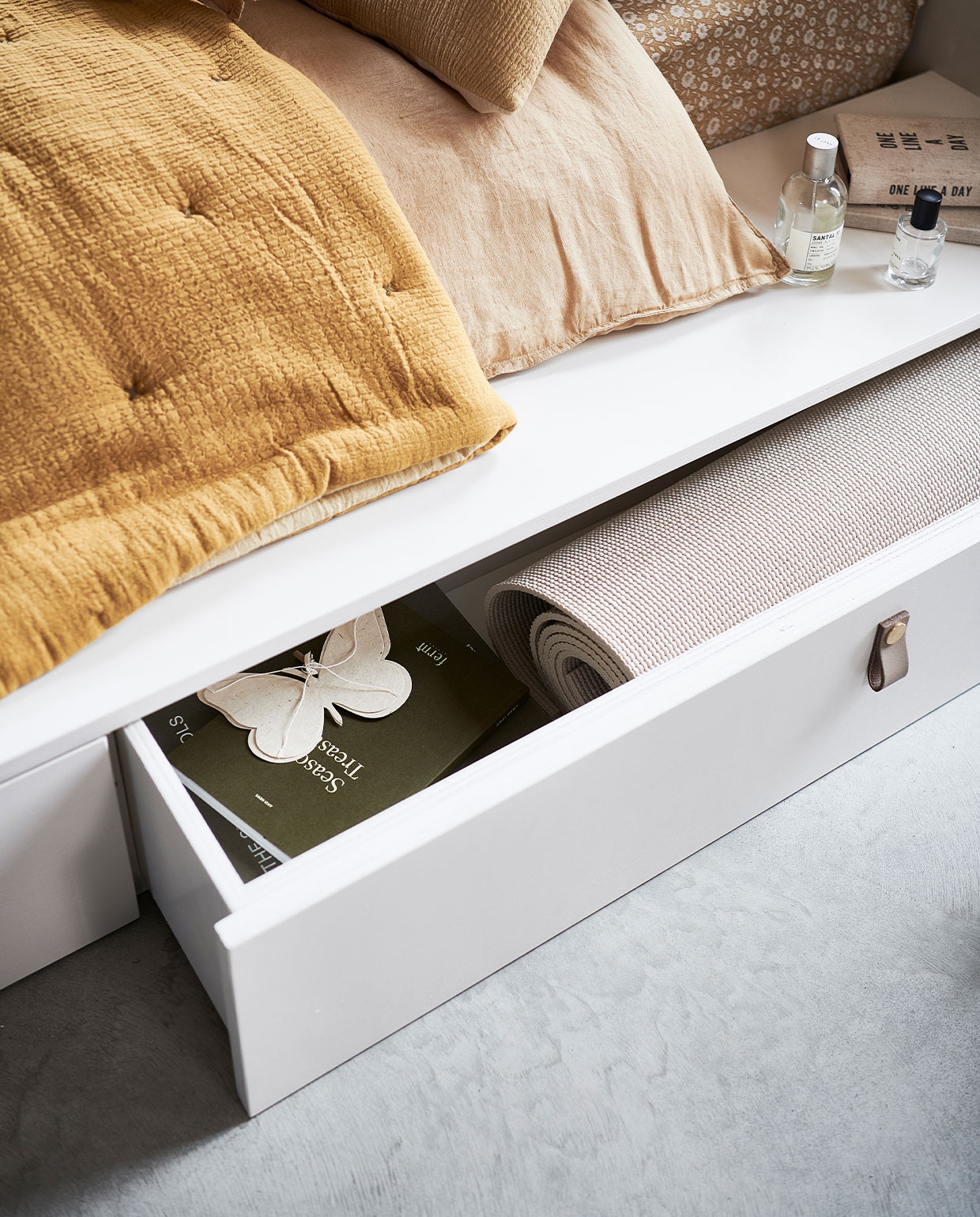 Geel hoeslaken met bloemen, geel linnen dekbedovertrek (zara home). vtwonen 02-2022 | productie &amp; styling Kim van Rossenberg | uitvoering Richard van Meerveld | fotografie Sjoerd Eickmans