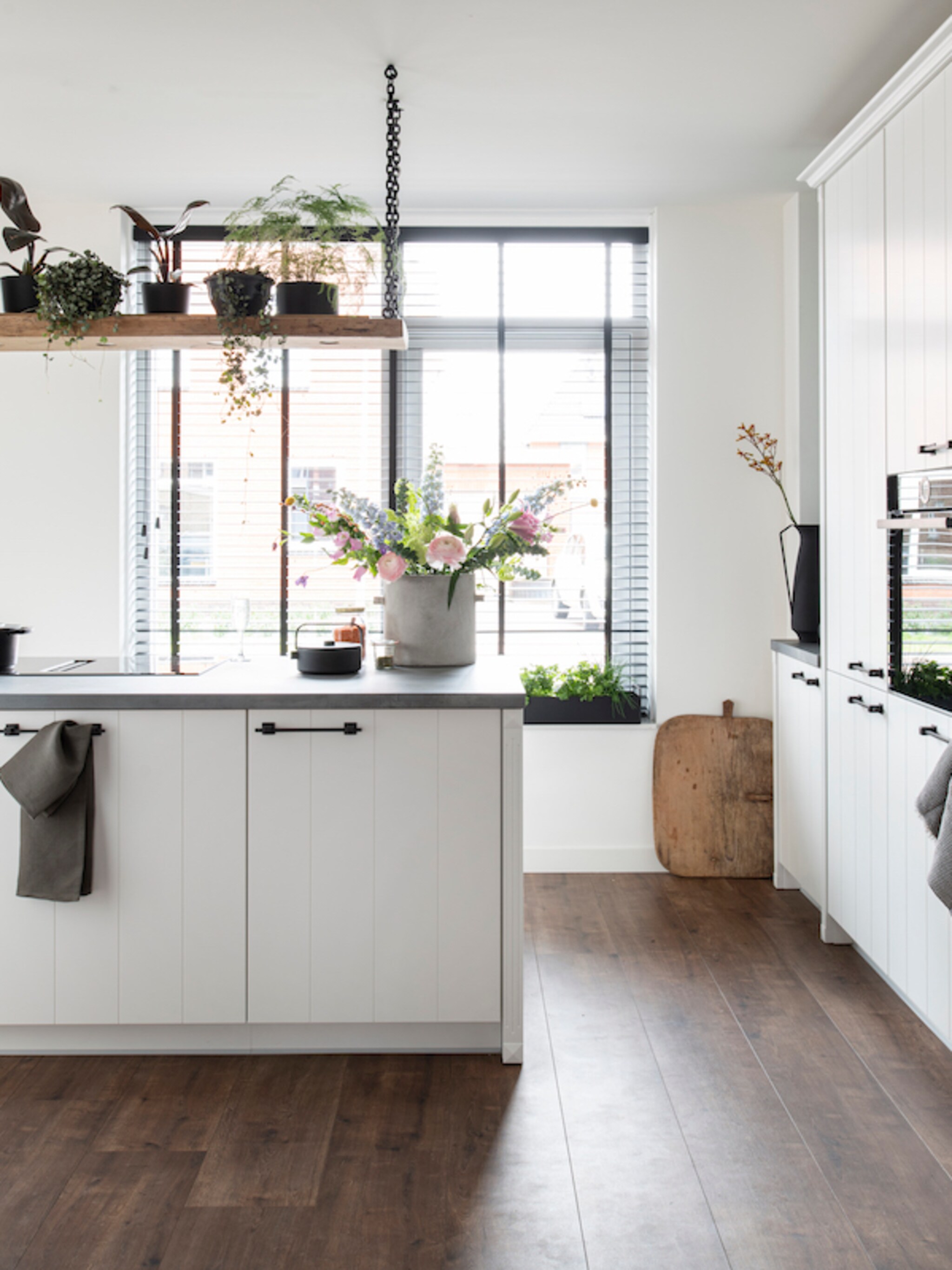 binnenkijken in een twee onder een kapwoning met luxe kookeiland in alkmaar