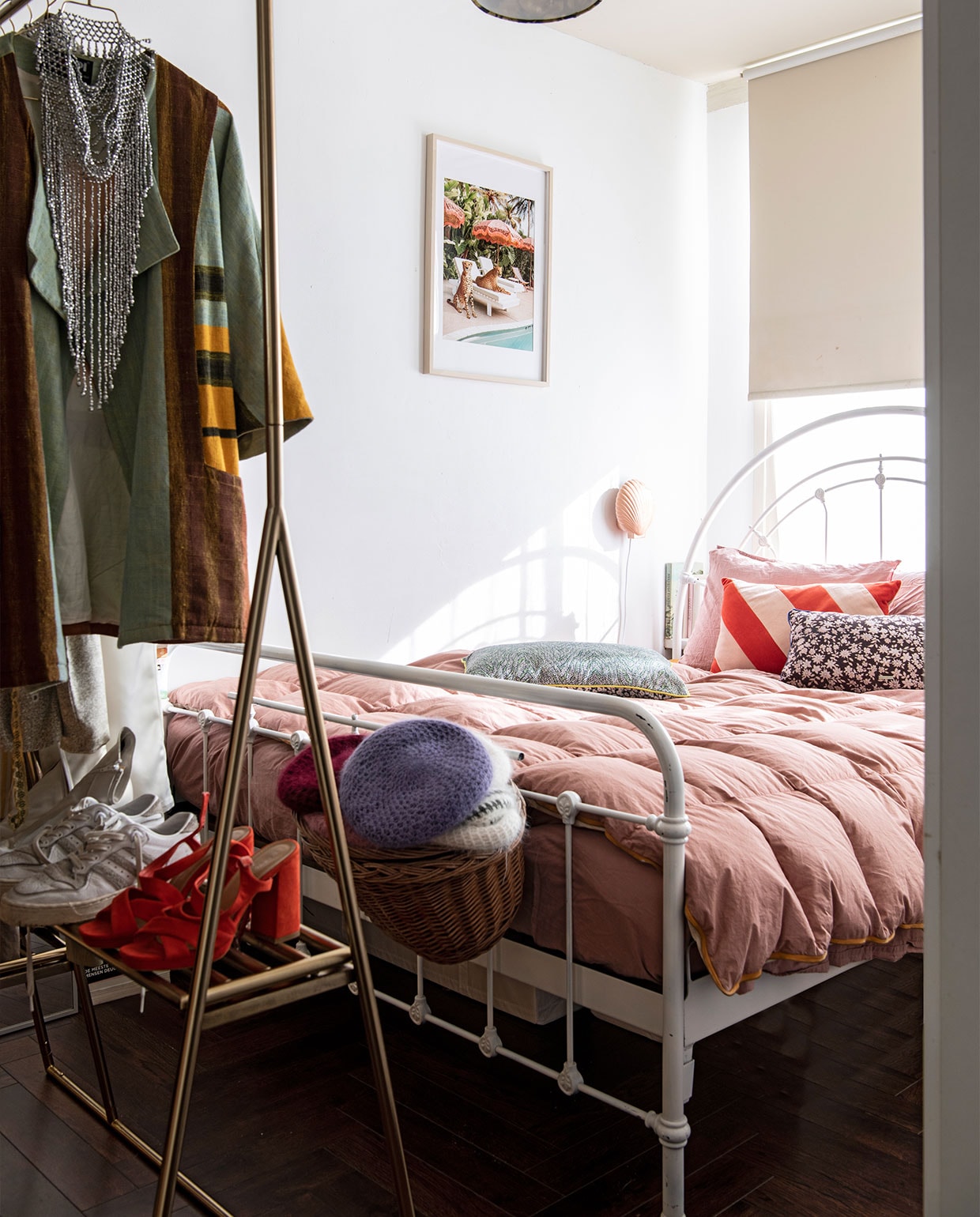 Kledingrek en bedlamp HKliving. Mand aan het bed fietsmand Waterlooplein. Bedlinnen Kwantum. Kussens Doris voor HKliving. Foto aan de muur Paul Fuentes Design. Raambekleding bolverf.nl. vtwonen 2-2022 | Productie Insidehomepage | Styling Kim Timmerman | Fotografie Louis Lemaire | Tekst Inge van Lieshout | Tekstbewerking Merel van der Lande