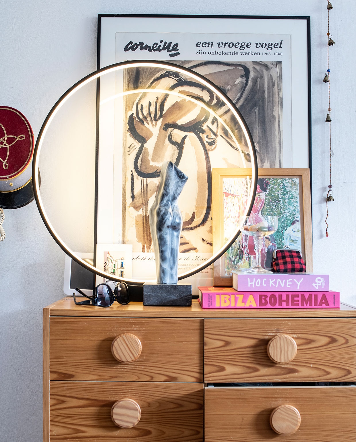 Ladekast Rataplan. Ronde lamp HKliving. Corneille poster Noordermarkt. Beeld handgemaakt door Kims moeder. Glas vlooienmarkt Parijs. Slinger met bellen souvenir uit Marokko. vtwonen 2-2022 | Productie Insidehomepage | Styling Kim Timmerman | Fotografie Louis Lemaire | Tekst Inge van Lieshout | Tekstbewerking Merel van der Lande