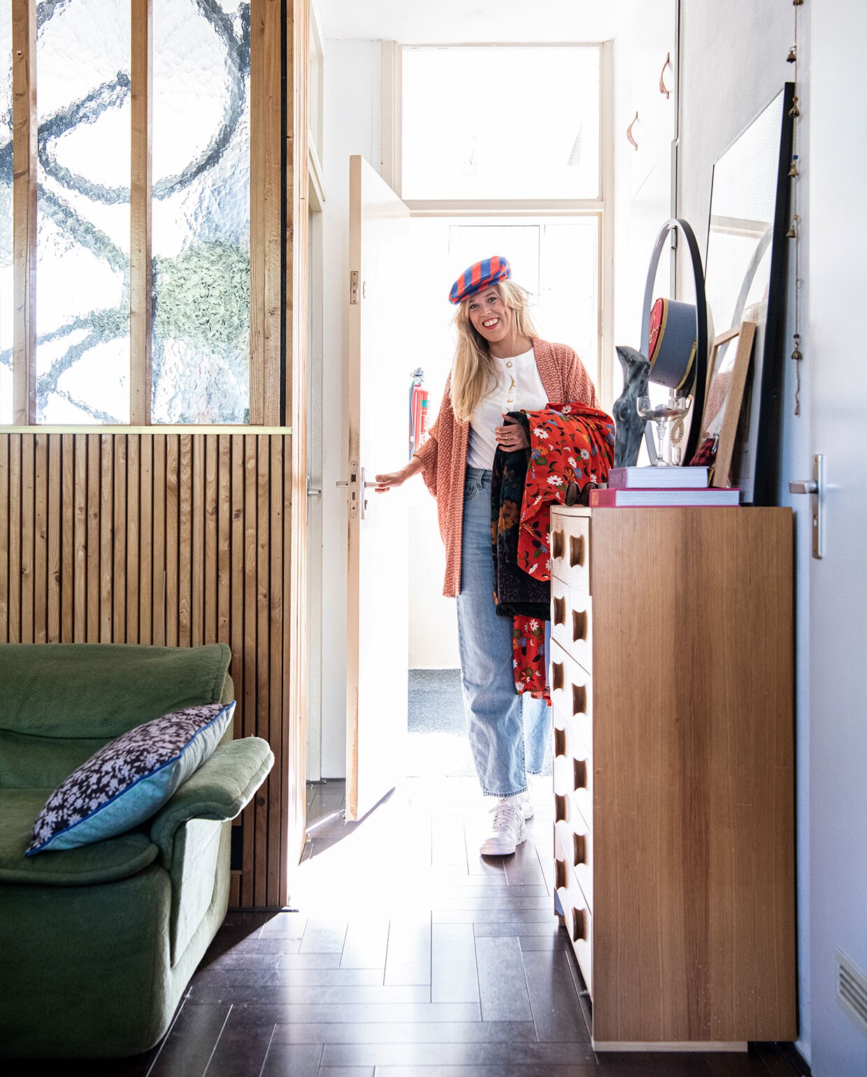 Kast Rataplan. Ronde lamp HKliving. Beeld handgemaakt door Kims moeder. Slinger met bellen souvenir uit Marokko. vtwonen 02-2022 | productie Insidehomepage | styling Kim Timmerman | fotografie Louis Lemaire