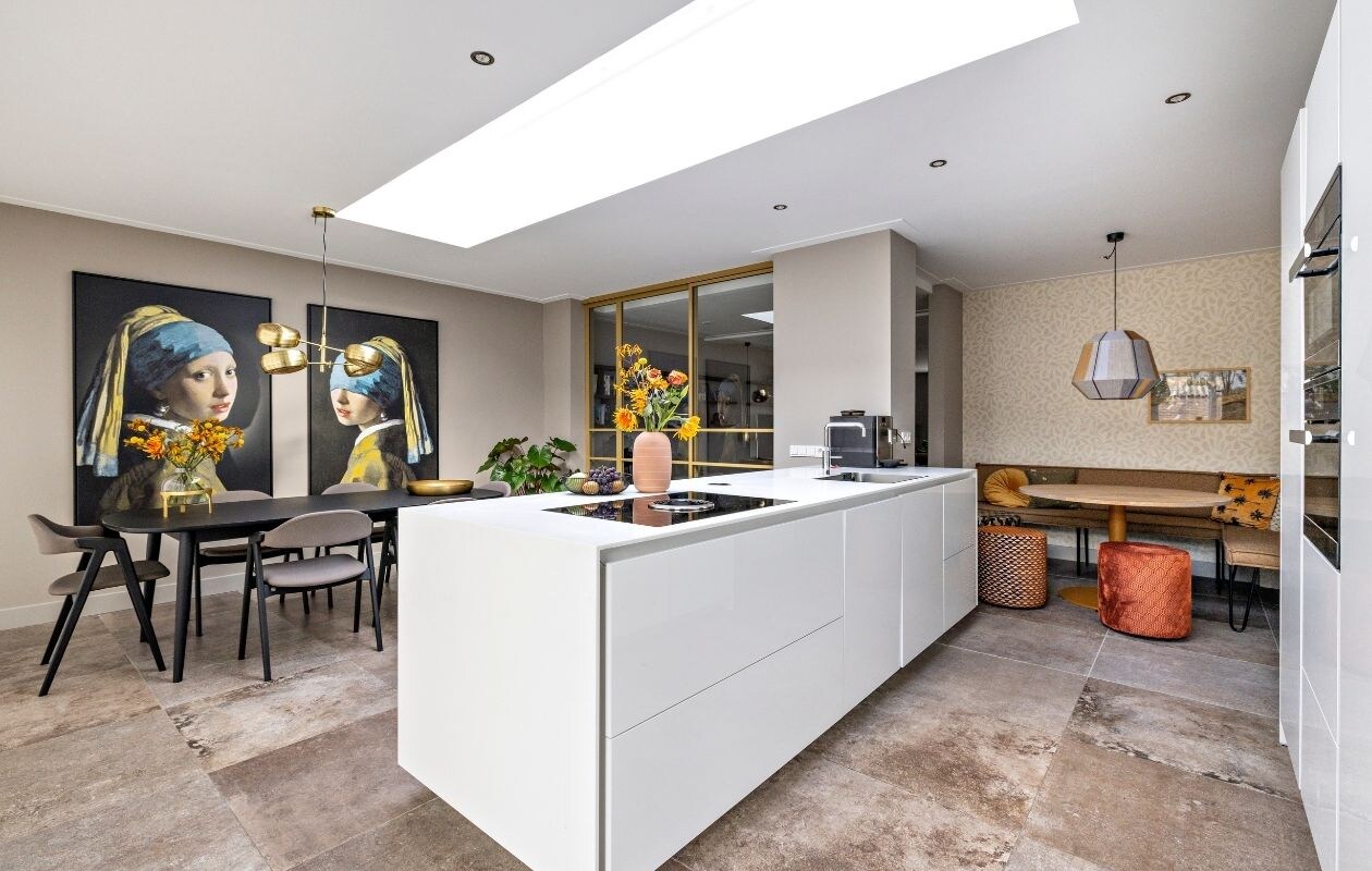 Door een slimme indeling en het gebruik van strak design en een neutrale kleurstelling is het een luxe, mooie keuken van deze tijd geworden.