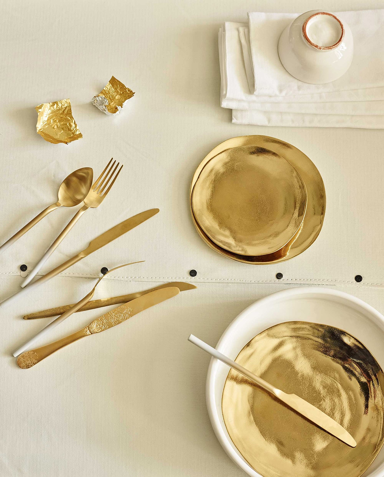 Goudkleurige borden (&amp;Klevering). Bestek (Zenza). Servetten (Nijhof). Kommetje, wit bord met opstaande rand (Household Hardware). vtwonen 07-2016 | Fotografie Tjitske van leeuwen | Styling Marianne Luning