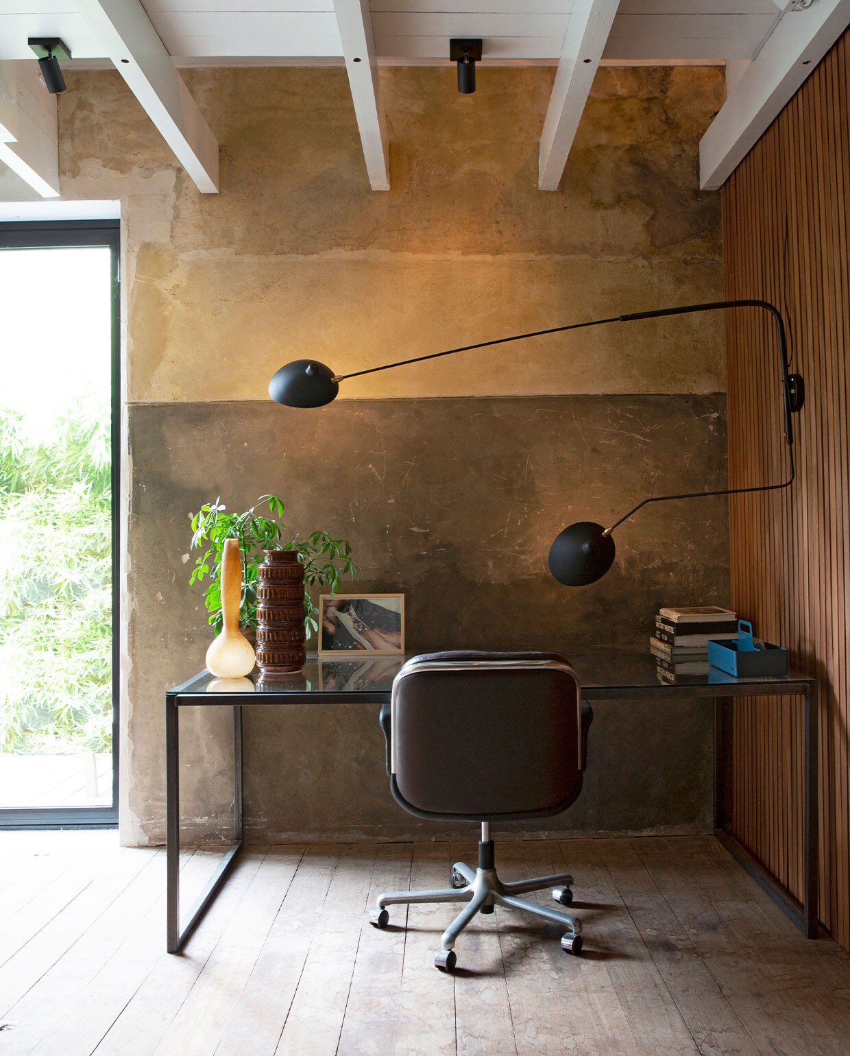 Bureau zelfgemaakt door Willem. Vintage bureaustoel Marktplaats. Wandlamp Serge Mouille. Blauwe pennenbak Hay. Vazen vintage. vtwonen 13-2021 | productie De Rookerij | styling, fotografie en tekst Jeltje Janmaat | tekstbewerking Anne van den Dool