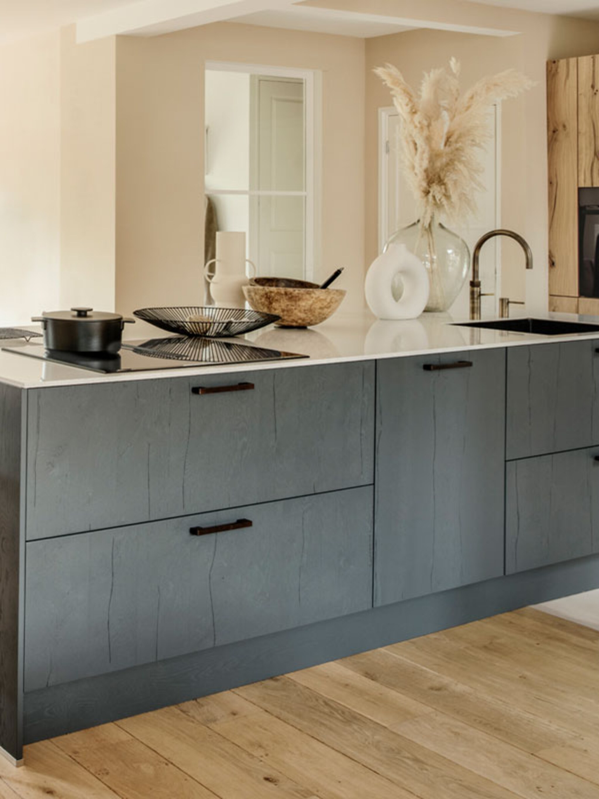 binnenkijken in een stoere open keuken in zwolle