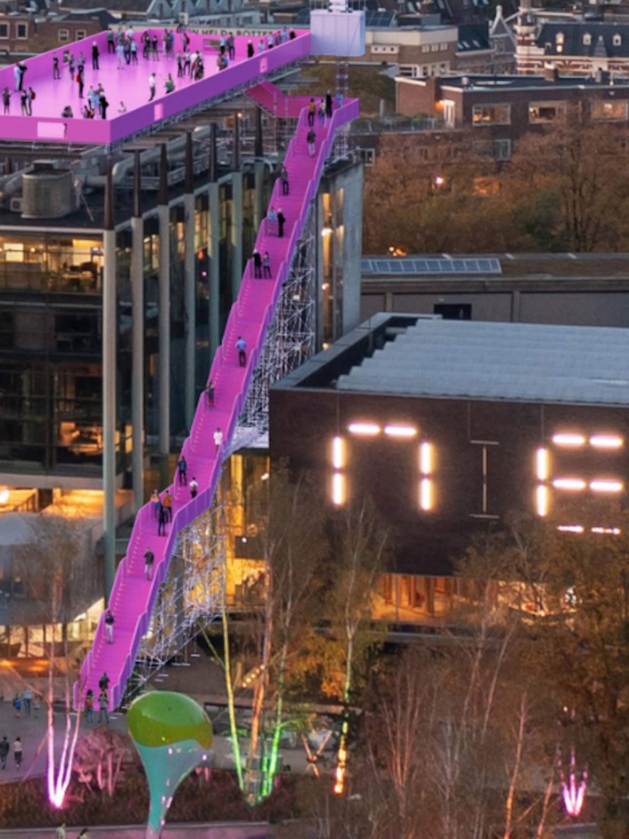 architectenbureau mvrdv ontwerpt felroze podium op het nieuwe instituut in rotterdam