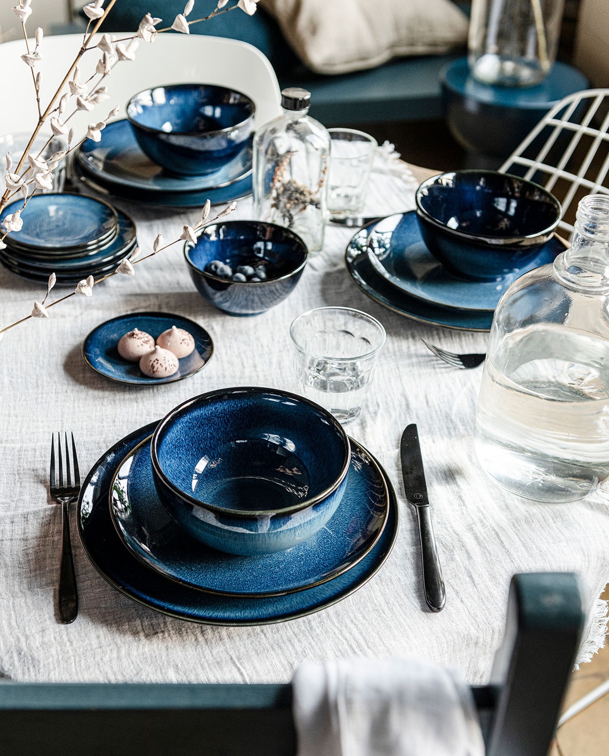 Het donkerblauwe vtwonen servies is verkrijgbaar als 16-delige set en bevat 4 borden Ø 23 cm, 4 borden Ø 25,5 cm, 4 kommen Ø 15 cm, 4 XL mokken zonder oor 400 ml voor € 99,- (in geschenkverpakking). Naast de 16-delige set zijn er sets van schaaltjes verkrijgbaar: set van 4 schaaltjes op voet Ø 12,5 cm € 22,-, set 4 schaaltjes Ø 12,5 cm € 25,- en als set van 4 op voet Ø 15,5 cm € 29,- (in geschenkverpakking). Alle onderdelen van het donkerblauwe vtwonen servies zijn ook los verkrijgbaar vanaf € 3,95 per stuk. Het serviesgoed is gemaakt van A-kwaliteit porselein en is geschikt voor zowel magnetron als vaatwas-machine. vtwonen 06-2021 | styling Kim van Rossenberg | fotografie  Sjoerd Eickmans | productie Tanja Saarberg