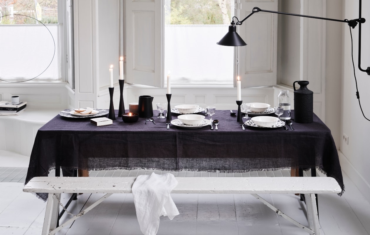 Linnen tafelkleed 150×250 cm € 79,95,papier-maché bord 35×2,5 cm (Øxh) € 16,95,porseleinen bord uit basisservies, vanaf€ 2,95 (Ø 12-35,5), metalen kandelaar25,5 cm € 19,95, metalen kandelaar 30 cm€ 22,95, metalen beker met kaars 11×5,5cm (Øxh) € 14,95, metalen kan 9×15 cm(Øxh) € 14,95, metalen kandelaar 20 cm€ 14,95, porseleinen kom uit basisservies,Ø 12,5 cm € 3,95, papier-maché bord20×2 cm (Øxh) € 12,95, metalen kandelaar16 cm € 14,95, papier-maché kan 12,5×31,5cm (Øxh) € 24,95, linnen theedoek 60×60 cm€ 12,95. Overig privébezit. vtwonen 09-2020 | vtwonwn collectie woonaccessoires
