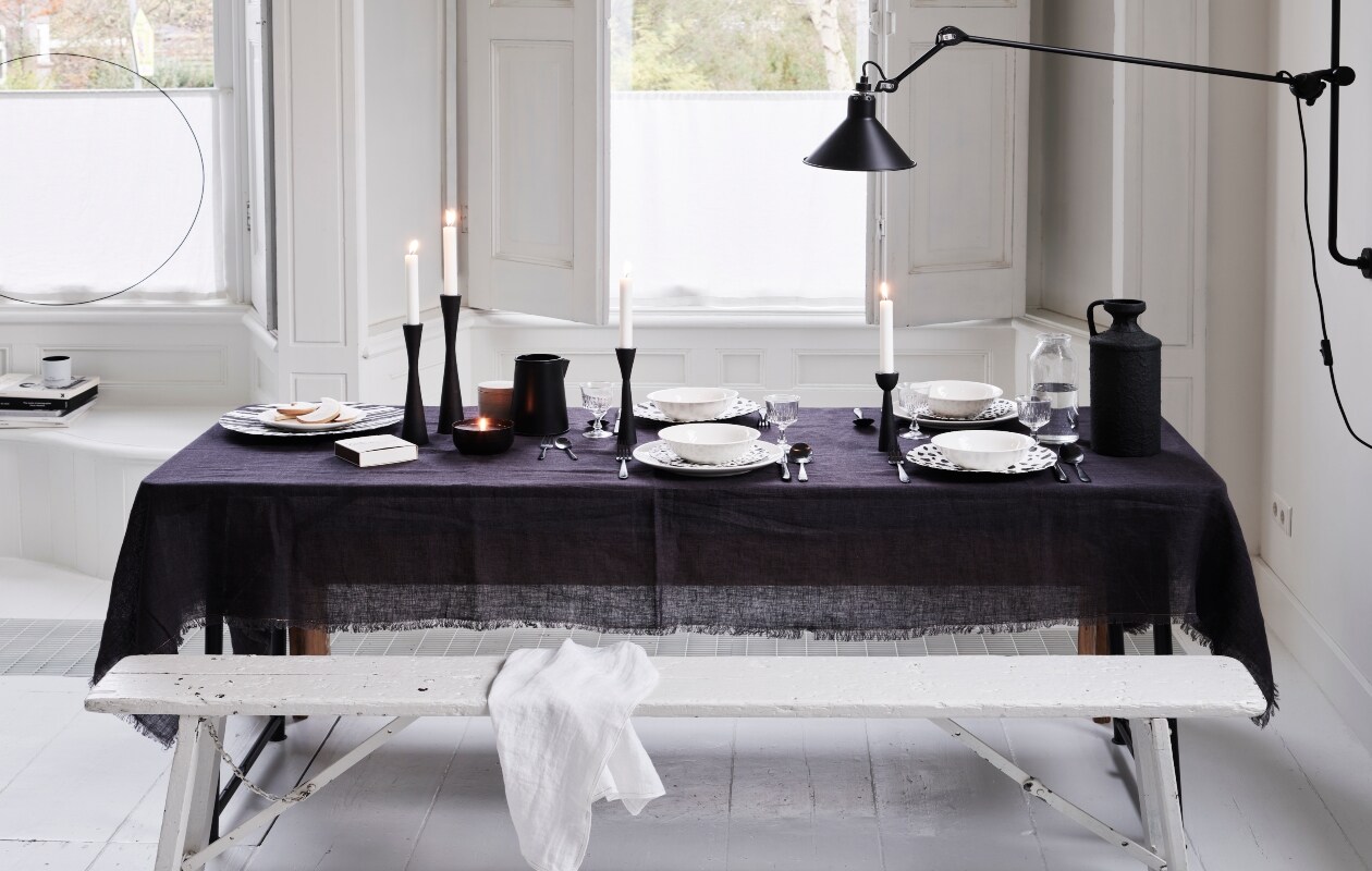 Linnen tafelkleed 150×250 cm € 79,95,papier-maché bord 35×2,5 cm (Øxh) € 16,95,porseleinen bord uit basisservies, vanaf€ 2,95 (Ø 12-35,5), metalen kandelaar25,5 cm € 19,95, metalen kandelaar 30 cm€ 22,95, metalen beker met kaars 11×5,5cm (Øxh) € 14,95, metalen kan 9×15 cm(Øxh) € 14,95, metalen kandelaar 20 cm€ 14,95, porseleinen kom uit basisservies,Ø 12,5 cm € 3,95, papier-maché bord20×2 cm (Øxh) € 12,95, metalen kandelaar16 cm € 14,95, papier-maché kan 12,5×31,5cm (Øxh) € 24,95, linnen theedoek 60×60 cm€ 12,95. Overig privébezit. vtwonen 09-2020 | vtwonwn collectie woonaccessoires