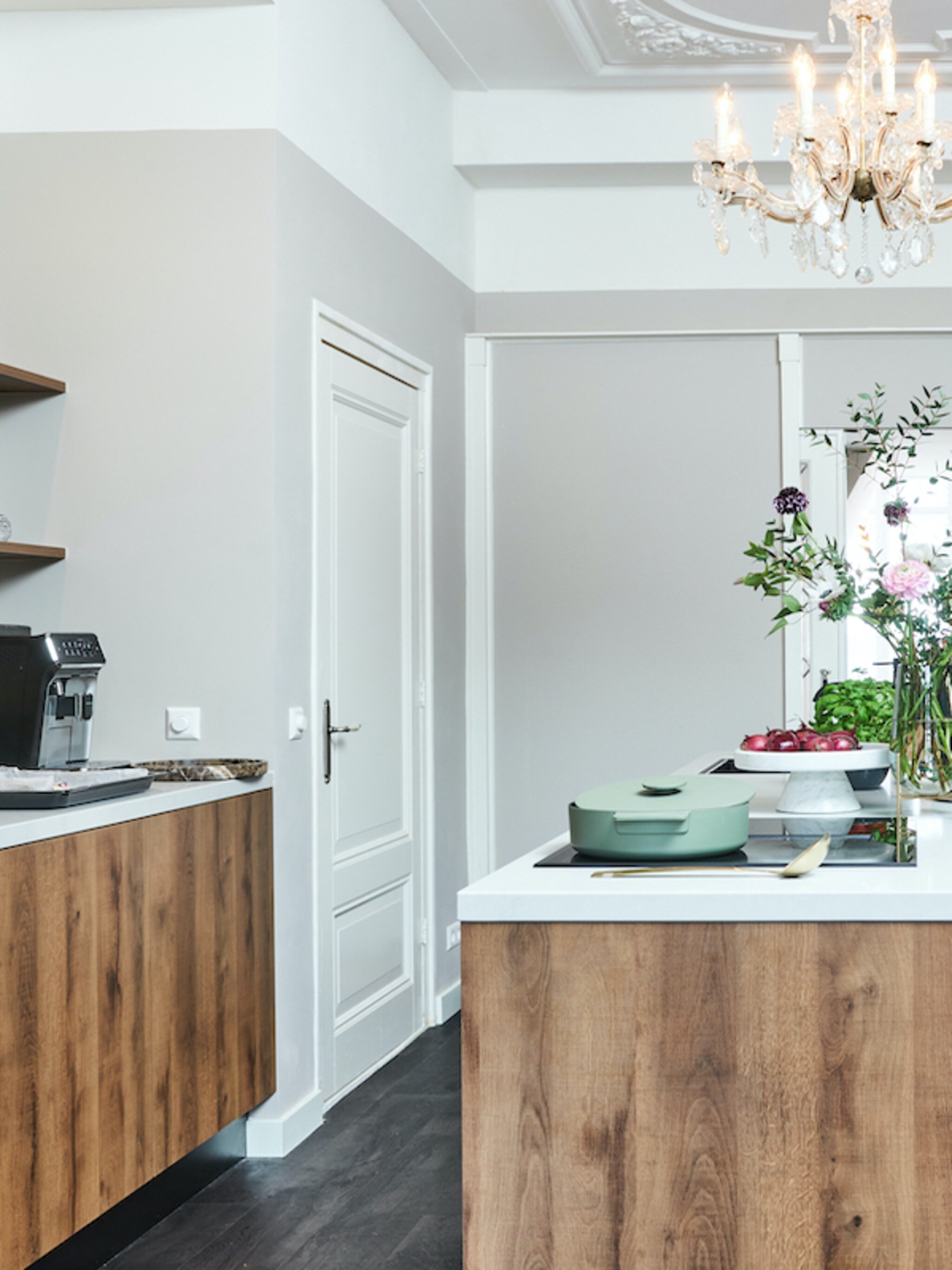 binnenkijken in een herenhuis uit 1900 met moderne keuken in kampen