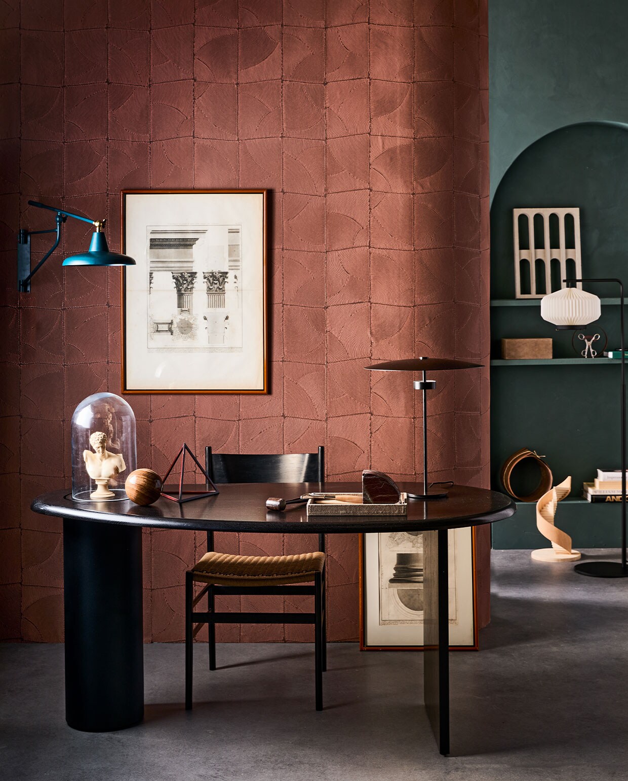 Kalkverf op de muur Staal/Steel 97, 2,5 liter € 126,- (lauthentique.nl). Behang Manila Atlas 64535, per rol 70 cm x 10,05 m € 116,- (arte-international.com). Wandlamp Hector van Dutchbone € 157,50, tafellamp van Bolia € 408,-(vtwonen.nl). Zwarte tafellamp Shibui € 1258,- (leklint.dk). Bureau The Eclipse Desk, 160x80x75 cm (bxdxh) € 2095,- (menuspace.com). Ingelijste gravures van Griekse zuilen, prijs op aanvraag (prinsheerlijkantiek.nl). Zwarte eetkamerstoel met papercord zitting vintage, per 4 € 1000,- (vintagehoarder.com). Marmeren object, prijs op aanvraag (stonedmarble.com). Suède display- bak € 50,-, suède opbergdoos, set van 3 € 127,28 (nordal.eu). Betonnen bogenobject en miniatuur wenteltrap, prijzen op aanvraag (milosmakerij.nl). Overig privébezit. vtwonen 1-2022 | styling Cleo Scheulderman | fotografie Jeroen van der Spek | decorbouw Milo Kol