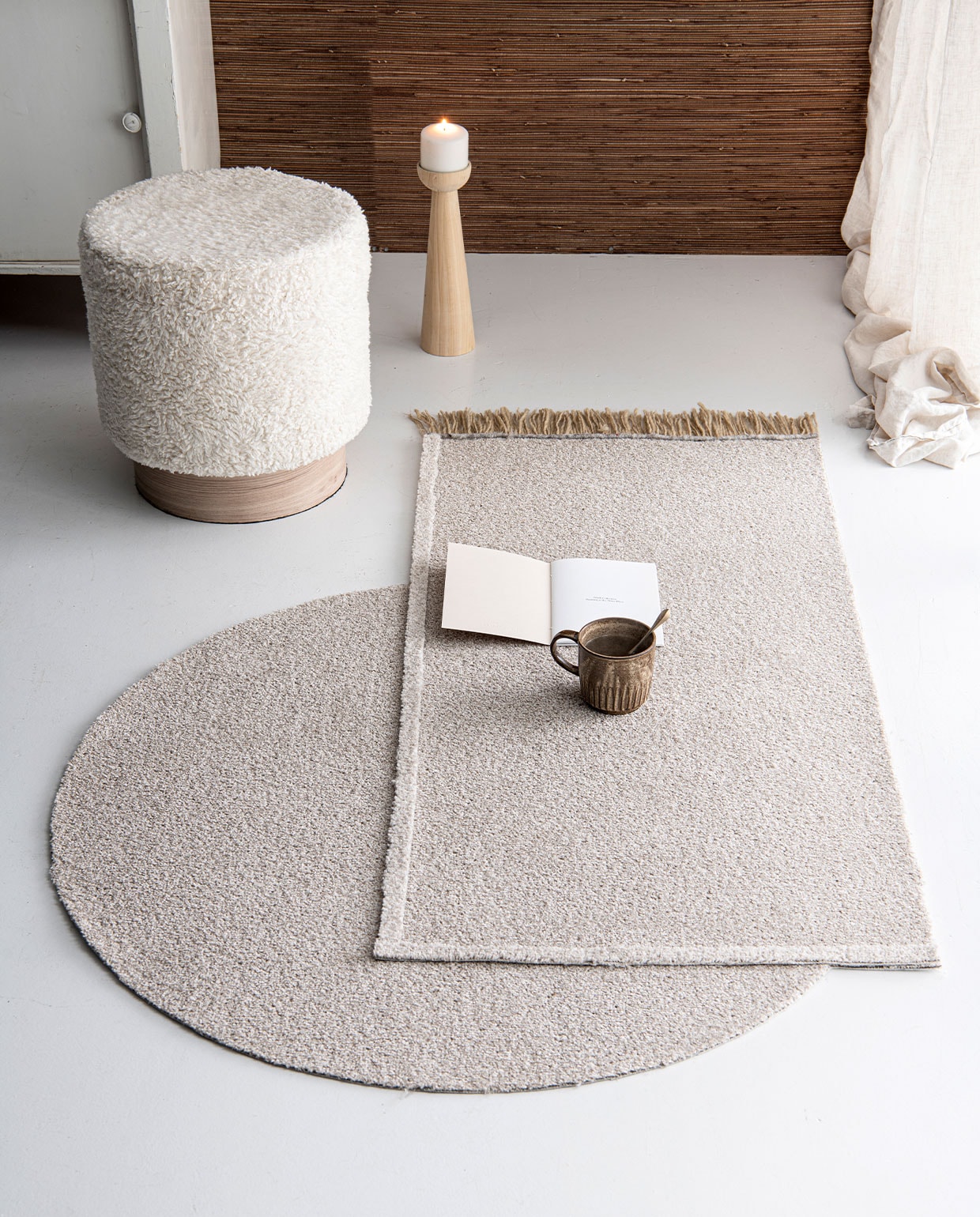 Houten kandelaar € 37,95, beker € 10,50, poef € 104,95 (). Linnen gordijnen, per set € 79,99 (). Behang Natural Wallcoverings II 389512 van Eijffinger, per rol van 0,91×5,5 m (bxl) € 120,- (). Overig privébezit. vtwonen 2-2022 | styling Myla Griese | fotografie Louis Lemaire | video Lotte Kwant