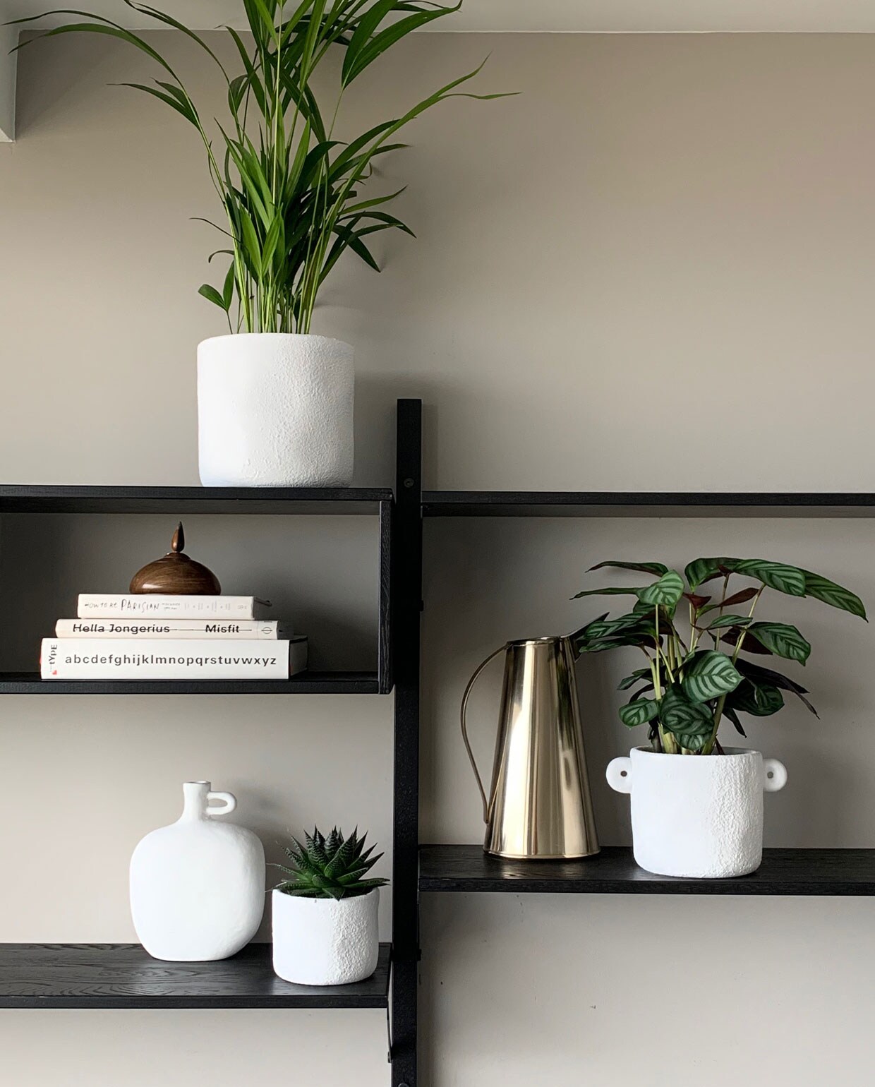 De vtwonen pot &amp; plant collectie is verkrijgbaar in witte en terra potten.