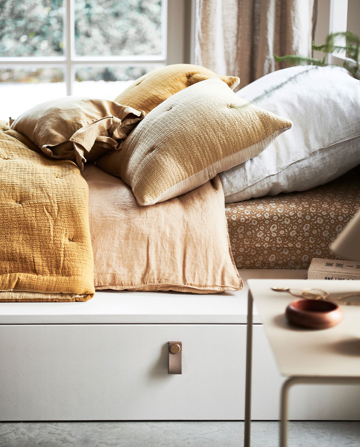 Geel hoeslaken met bloemen, geel linnen dekbedovertrek (Zara Home). vtwonen 02-2022 | productie & styling Kim van Rossenberg | uitvoering Richard van Meerveld | fotografie Sjoerd Eickmans