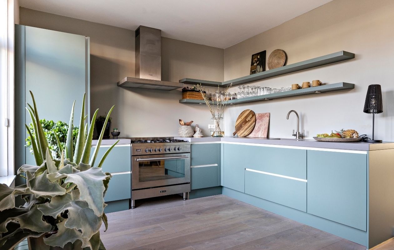Keuken met binnenkasten van Ikea en fronten via Frontz, aanrechtblad composiet Carrara Unistone via The Stone Art House, kraan Quooker, apparatuur Ikea. Muurverf Spider Mum 310 van Vestingh Paint. Lampen Tonone. Wandplank Bremer’s Houthandel Haarlem. Kleed Tica. Gietvloer Fusion van Senso. Broodplank en pot met kurk Ikea. Ronde snijplank Hay via Drifter Store. Schalen Archive Studio en Hay. Koffiekopjes Archive Studio. Marmeren plank Yaya. Theepot Bredemeijer. Vaas Sphere Bulb medio van 101 Copenhagen. Manden vintage en uit Afrika. Theedoek Tales via Petit Depot. Weer verliefd op je huis seizoen 16 aflevering 4 | styling Marianne Luning | fotografie Sonja Velda