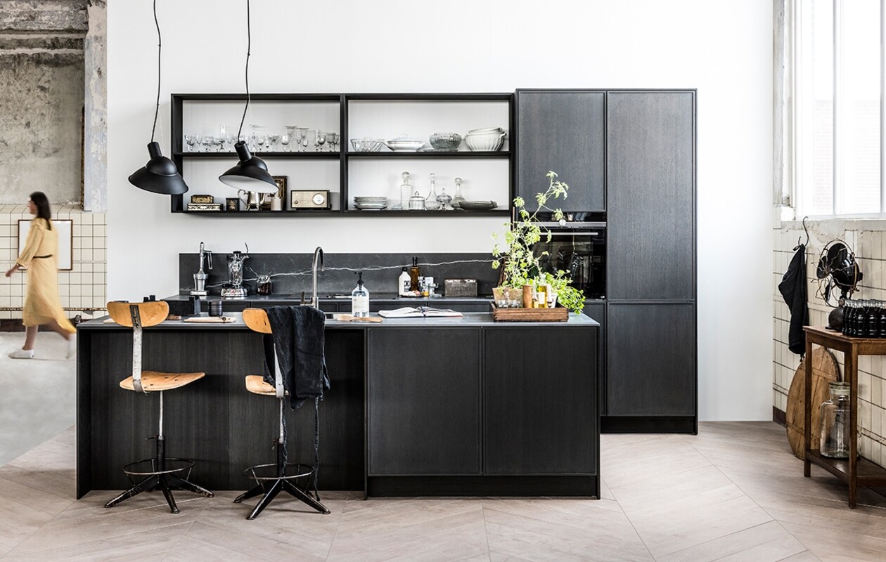 De keuken is een eigen ontwerp, binnenwerk op maat gemaakt door Marcel Hermans, beplating en werkblad van blauwstaal Schouren Metaal. Railarmatuur Venled. Toolbox Ferm Living. Krukken en open kast Ikea. Klok onbekend. vtwonen collectie keuken | fotografie Sjoerd Eickmans | styling Kim van Rossenberg
