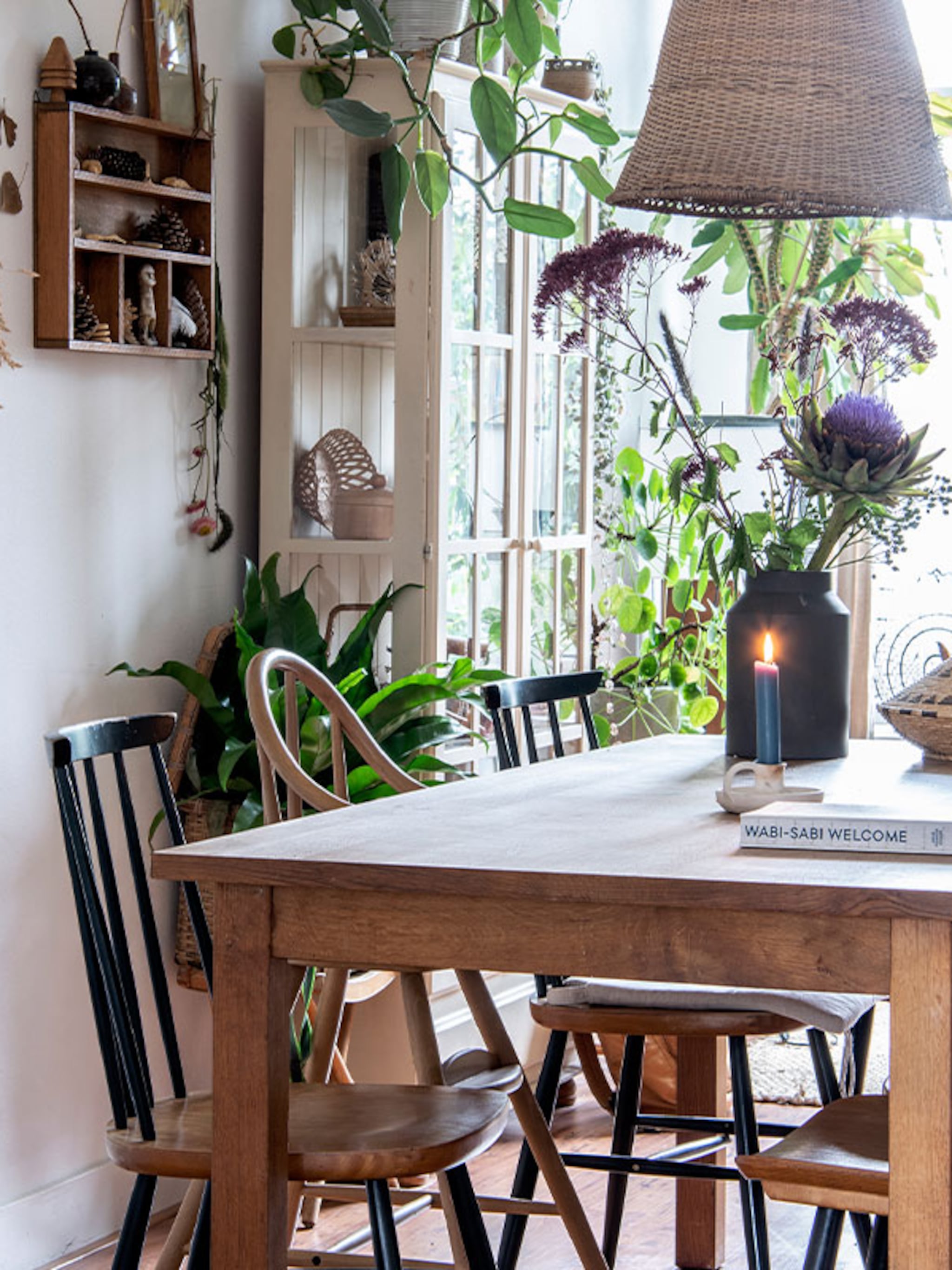 in dit vooroorlogse appartement zijn planten de baas