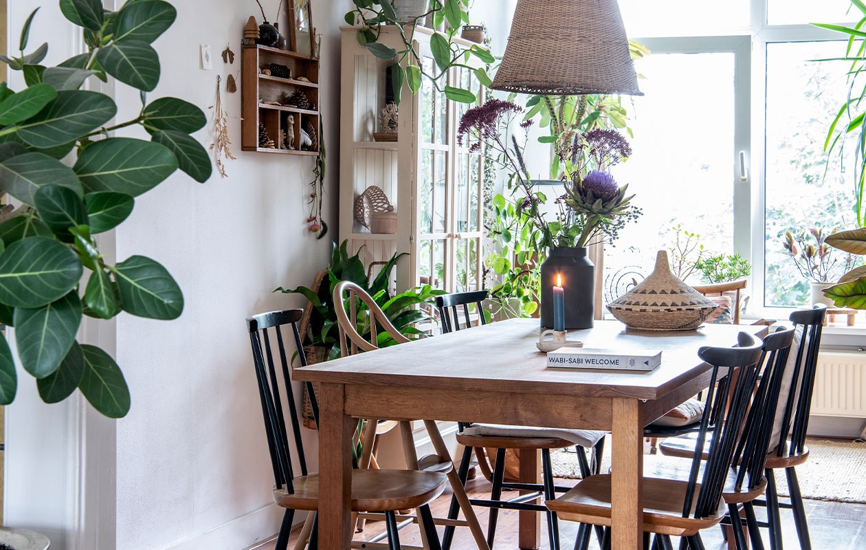 Vitrinekast via kennis, letterbak tweedehands. Planten Ficus benghalensis, Philodendron silver sword, potloodcactus, pannenkoekplant. Tafel en gevlochten mand tweedehands, Farstrup-spijlenstoelen Hit &amp; Run. Lamp zelfgemaakt van visnet, zwarte vaas D&amp;M Deco, kandelaar Rustik Lys. productie Insidehomepage | styling Inge van Lieshout | fotografie Louis Lemaire | tekst Inge van Lieshout | tekstbewerking Christine van der Hoff